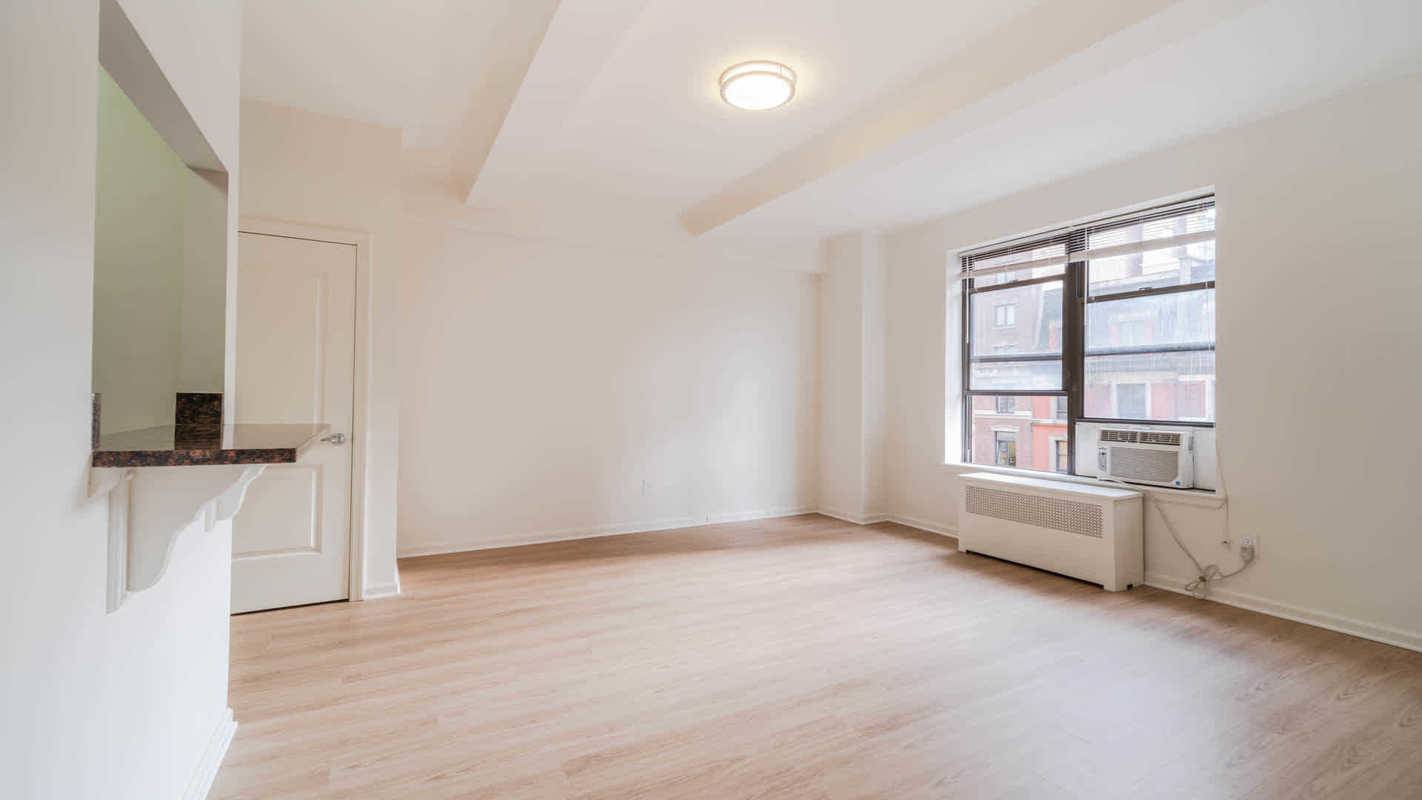NO FEE, SPACIOUS, 1 BEDROOM/1 BATHROOM APARTMENT LOCATED IN THE HEART OF THE UPPER WEST SIDE