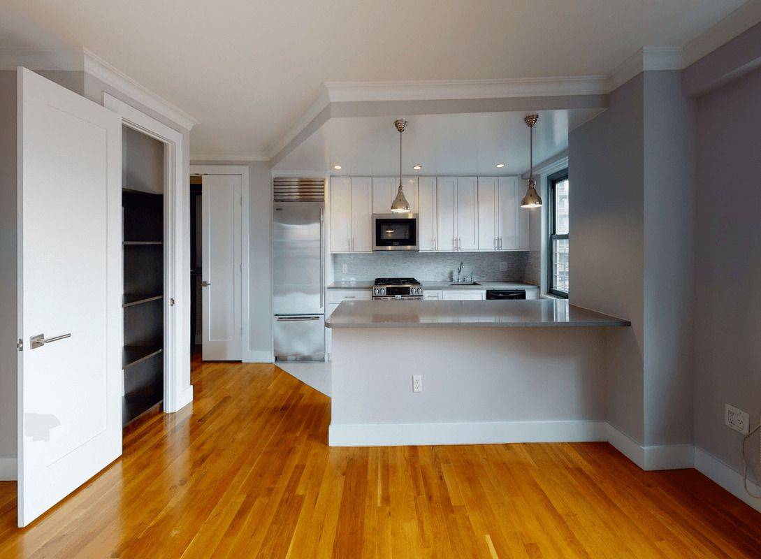 SPACIOUS, 2 BEDROOM/2BATHROOM IN LUXURY APARTMENT BUILDING LOCATED STEPS FROM CENTRAL PARK