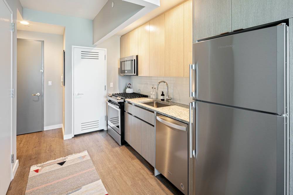 Studio located in LIC available for immediate move in!!!