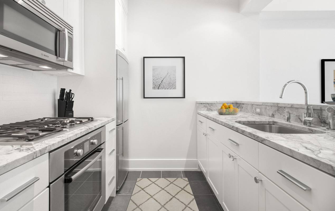 Brooklyn Heights Spacious Studio + HO with Beautiful Kitchen, W/D, Hardwood Floors, No Fee