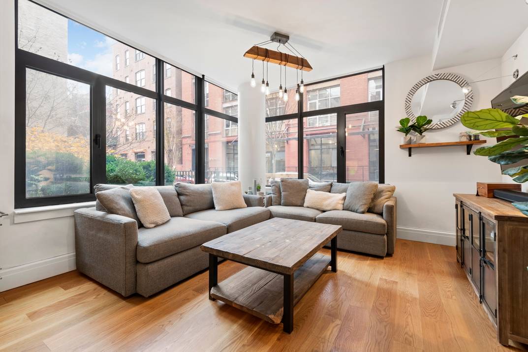 3 'Bed' DUMBO Townhouse Style living in a Luxury Condo (NO FEE)