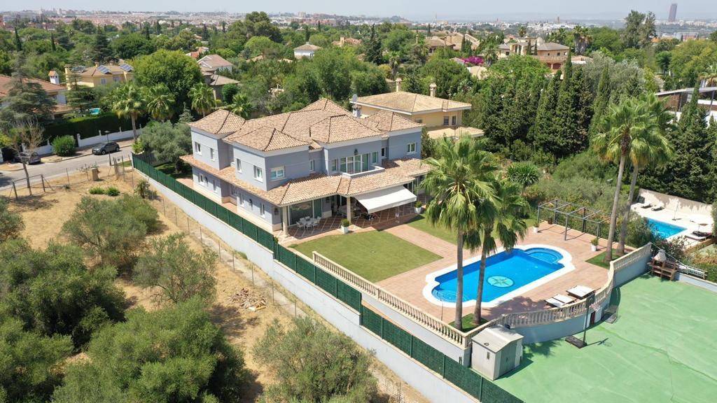Spectacular dream villa with an inspired Arabic-style classic design - Discover over 10000 sqft of luxury holiday living in this dream Spanish Villa.