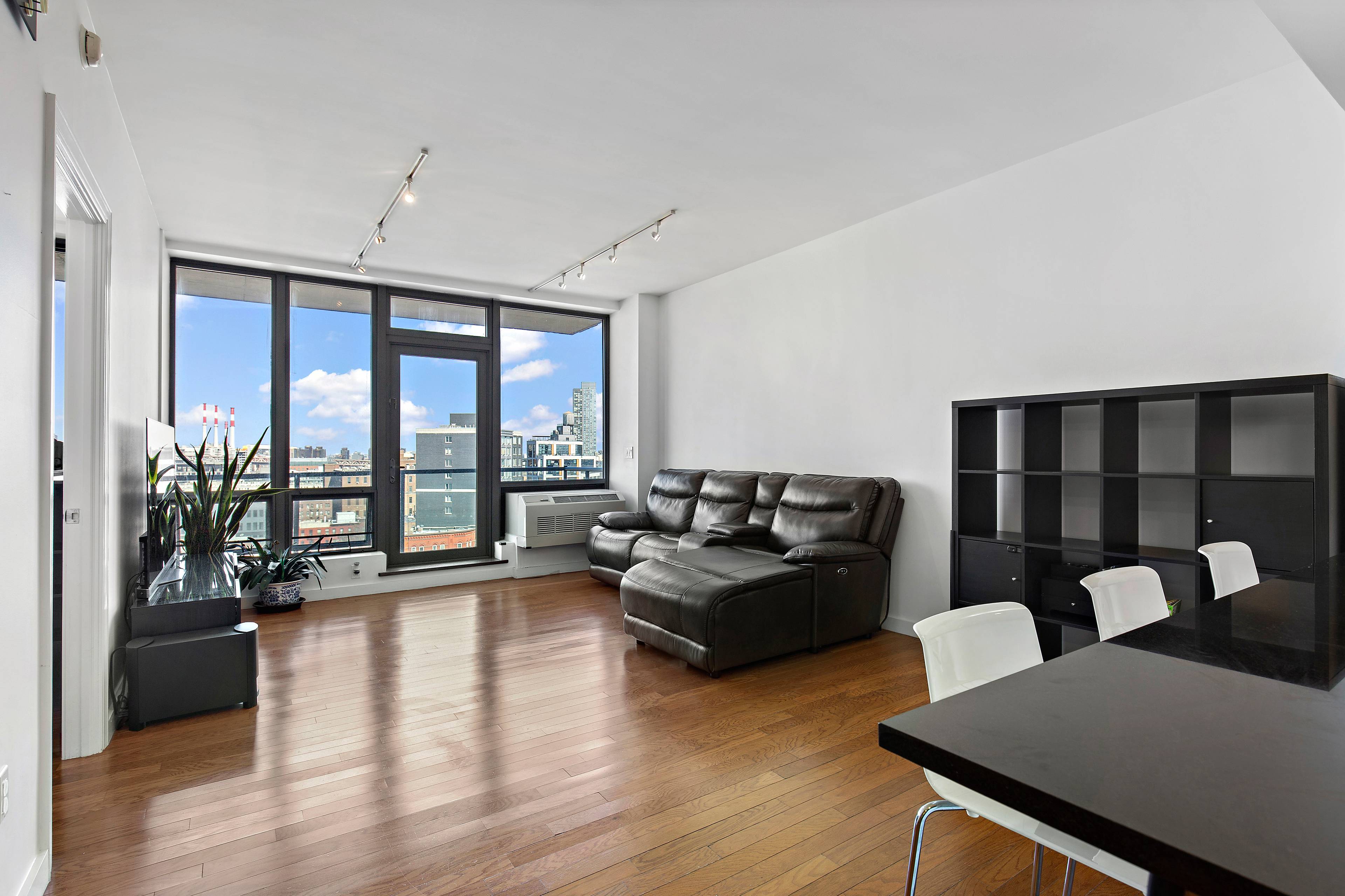 Large 1Bed with spacious balcony, Quick easy access to Manhattan