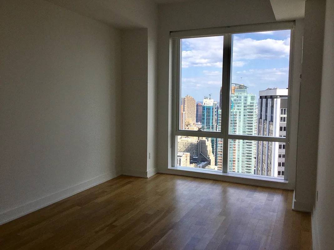 CORNER 2 BEDROOM/2 BATHROOM APARTMENT IN A LUXURIOUS MIDTOWN BUILDING WITH SOUTHEAST EXPOSURE