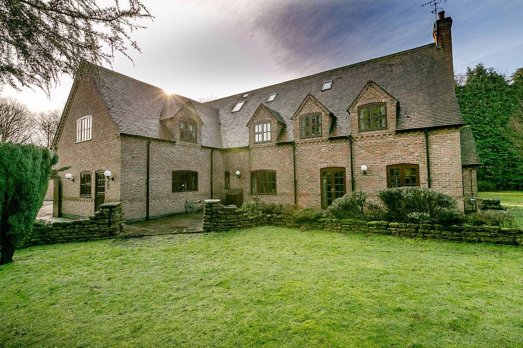 Extremely rare and authentic 6-bedroom, 5 reception room detached country home offering truly beautiful living in the heart of Ravenshead, Nottinghamshire.