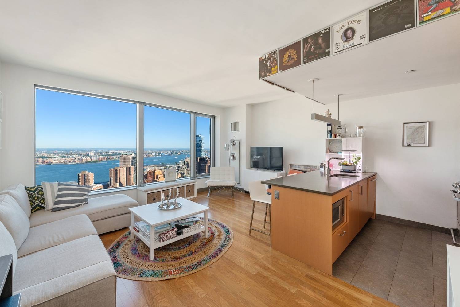 Spacious 1 Bedroom in the heart of FiDI! Amazing City Views!