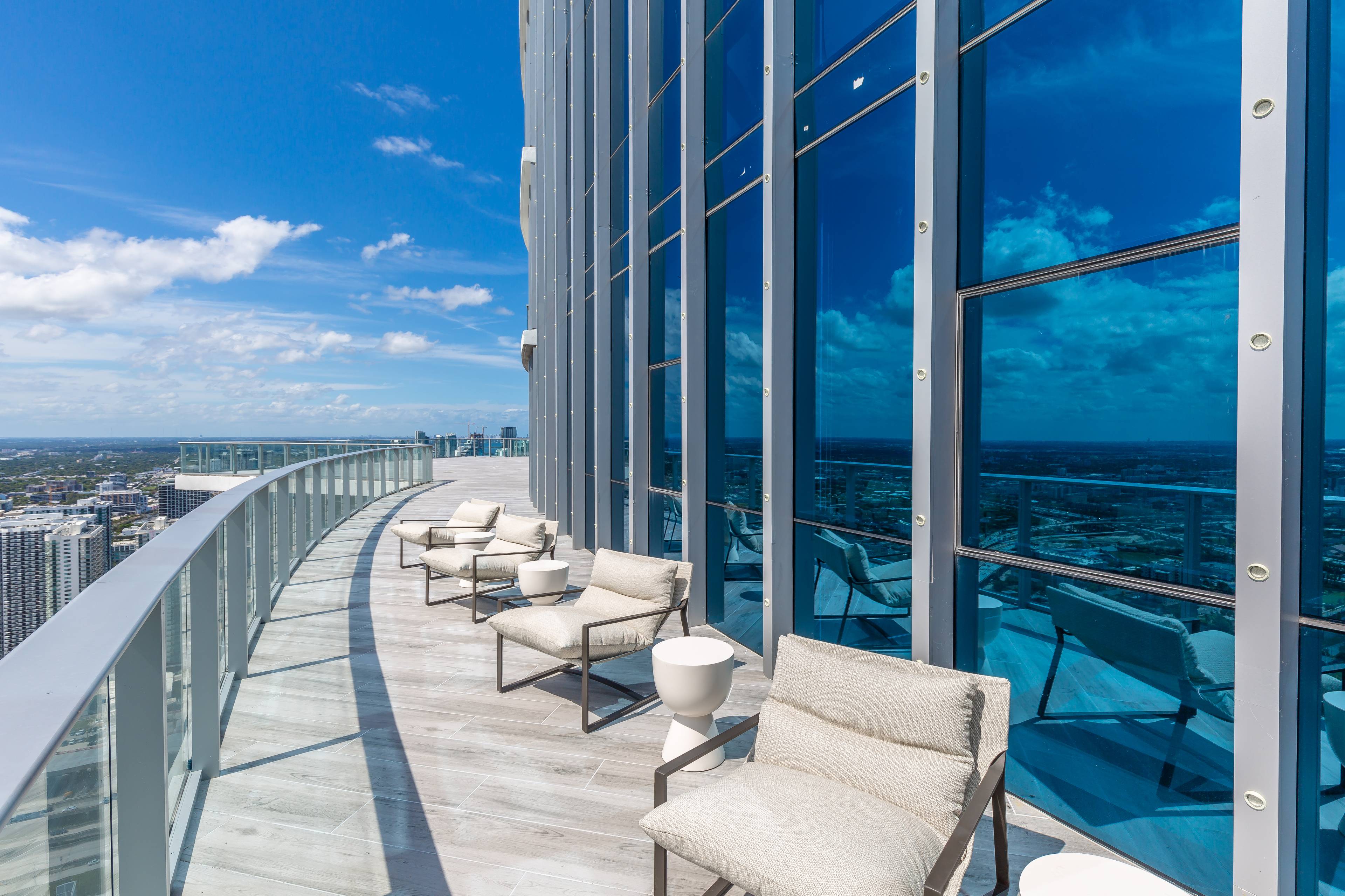 LUXURY DOWNTOWN MIAMI PENTHOUSE WITH PRIVATE ELEVATOR,  TERRACE AND BREATHTAKING CITY AND SKY VIEWS