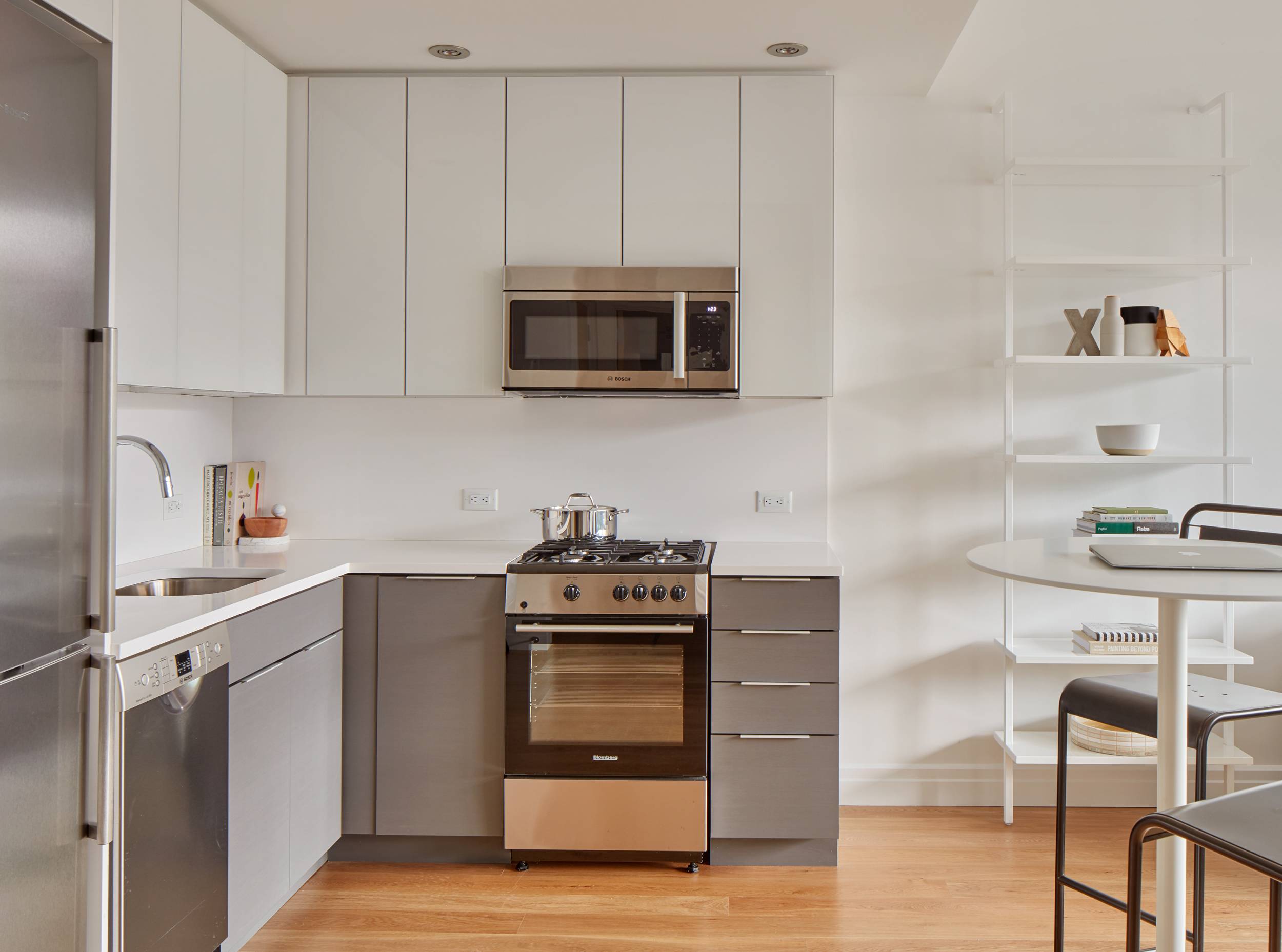 WILLIAMSBURG Hi-Rise  *ONE BEDROOM* Custom Closets / Full Amenity / 24-Hour Security / Williamsburg Bridge & NYC River Views/ Minutes to Manhattan / Outdoor Rooftop / Terrace / BBQ Space / Lounge Room / Fitness Center