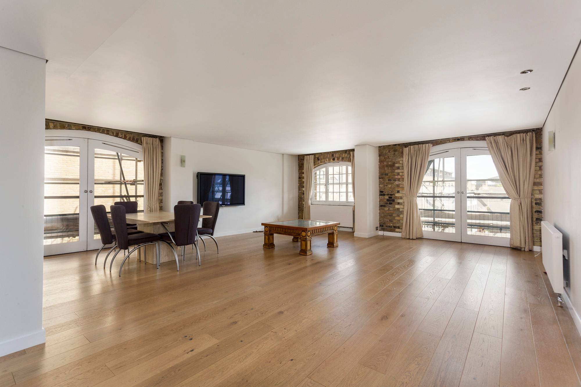 This classic two-bedroom apartment at Butlers Wharf in Shad Thames should be of interest to those looking to rent a piece of warehouse living history. The building comes with 24h porter and secured underground parking.