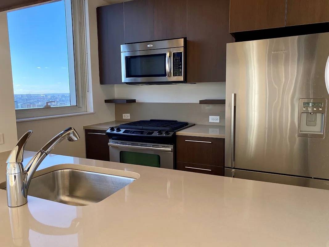 CORNER 2 BEDROOM/2 BATHROOM APARTMENT IN A LUXURIOUS MIDTOWN BUILDING WITH SOUTHEAST EXPOSURE