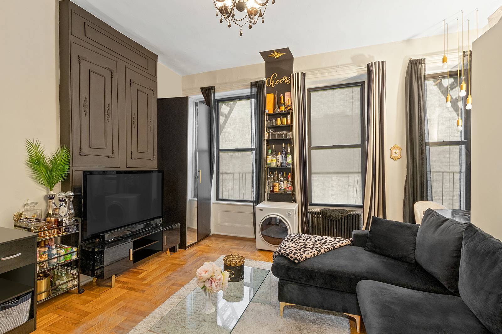 QUIET AND CHARMING ONE BEDROOM APARTMENT IN HEART OF HELLS KITCHEN