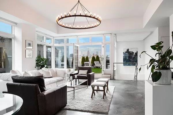 Prime Downtown Living, 4BR/3.5BA SoHo Loft featuring amazing private Roof Deck