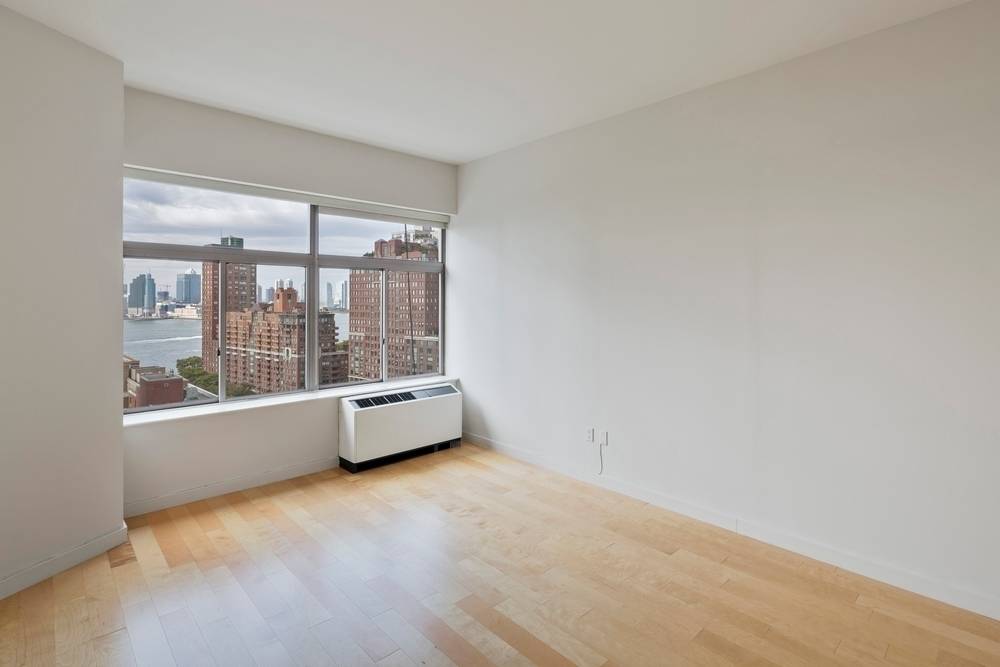 1 Bed / 1 bath, Financial District, Luxury Apartment, Amazing Views, Bright Spacious Open Layout,