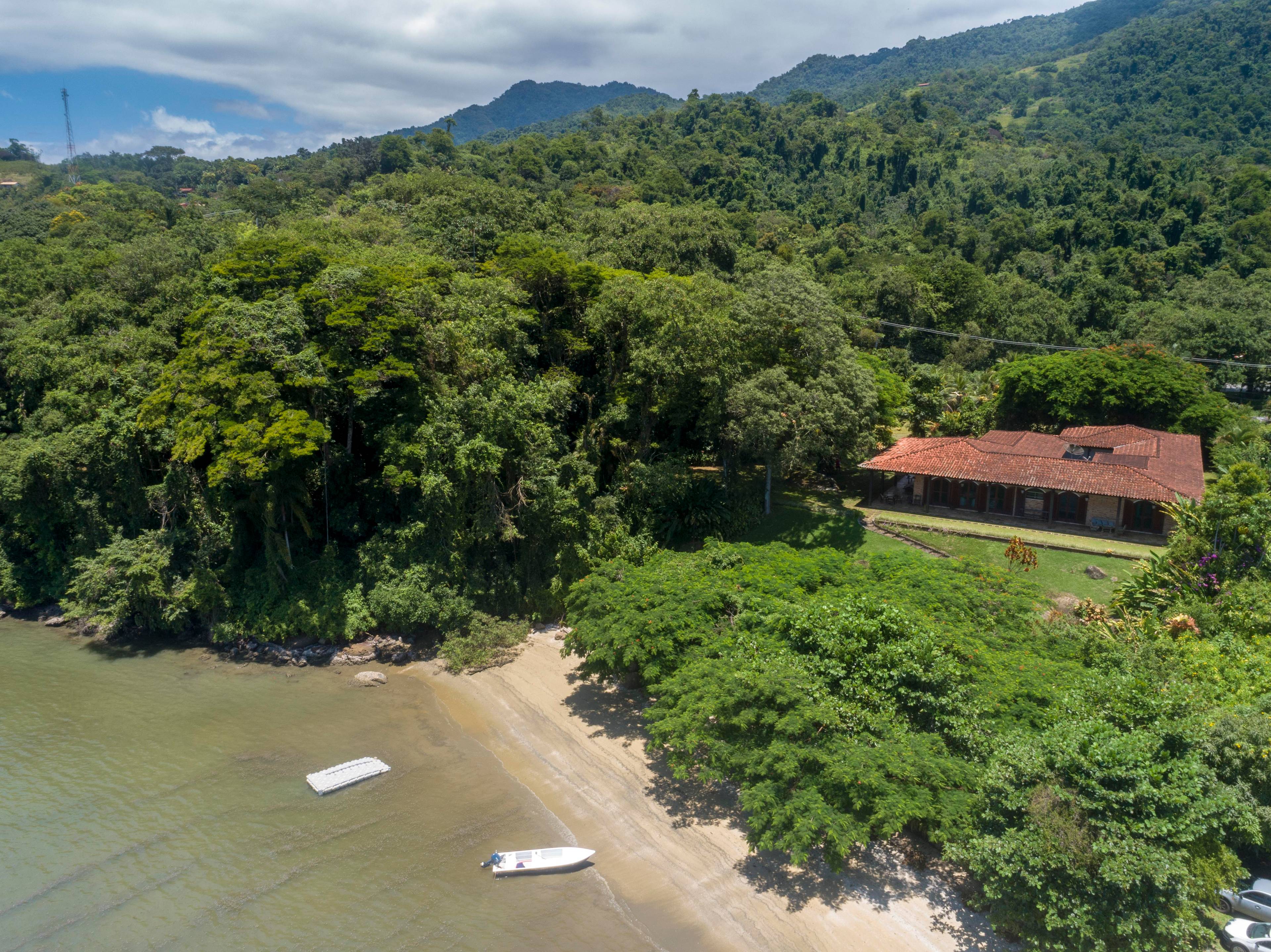 Beautiful beachfront property in Paraty with 300,000m² and private access to the beach