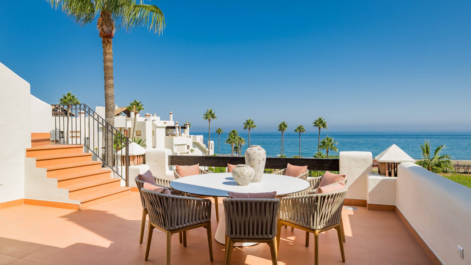 Frontline Beach Penthouse – Estepona