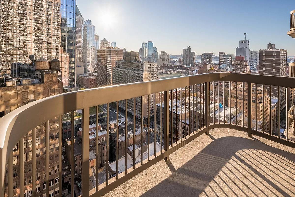 Generously Proportioned & South-Facing 1 Bedroom with Balcony!