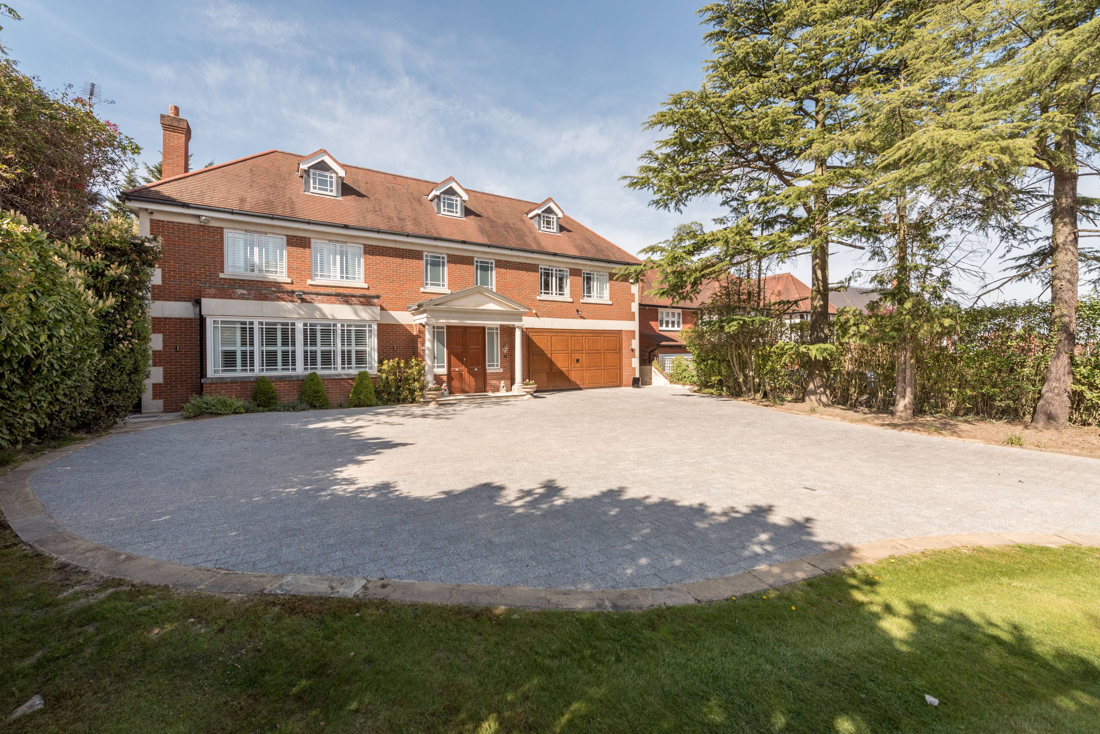 An exceptional 7-bedroom home boasting 7,000 sqft of living space, located in Hadley Wood. Approaching the home, you are greeted with a double fronted-gate that leads you into the driveway providing parking for numerous vehicles and a double garage.