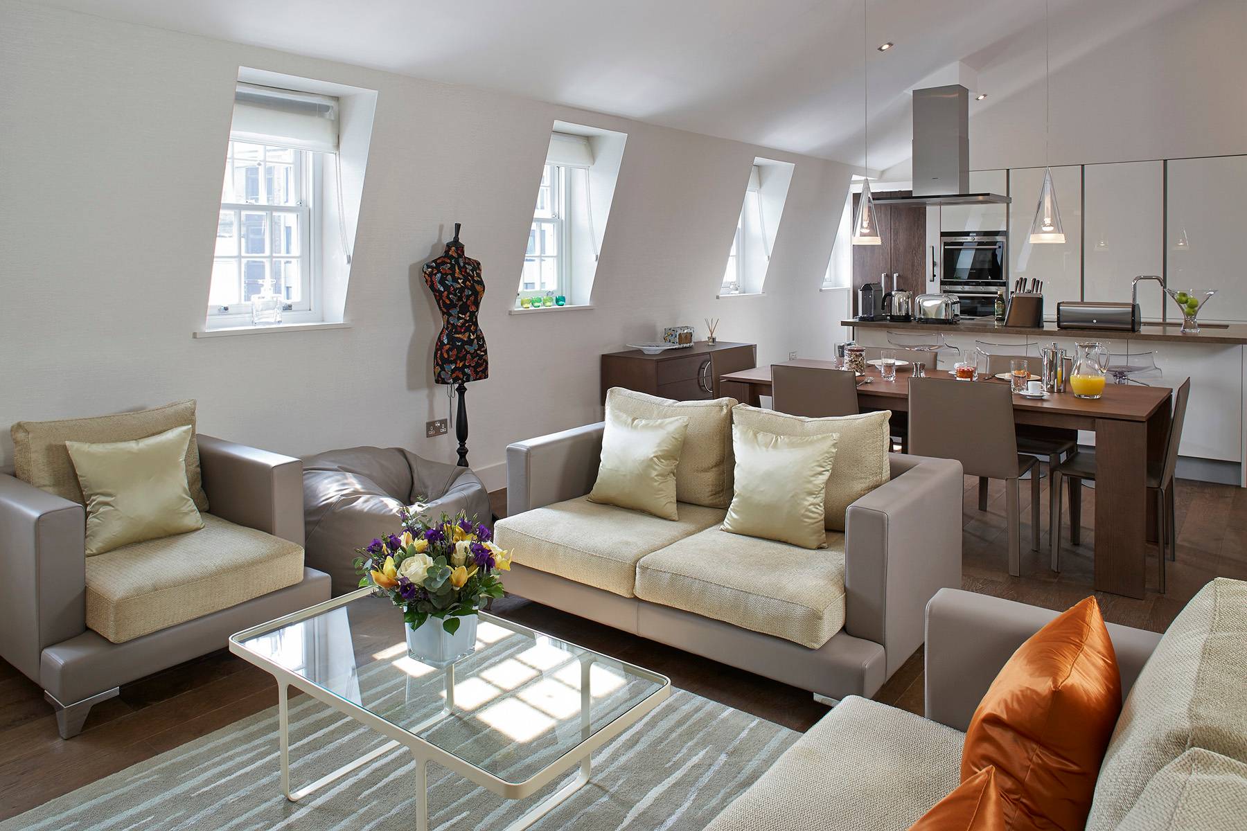Deluxe Three-Bedroom Serviced Apartment in Fashionable Knightsbridge with Luxury Amenities