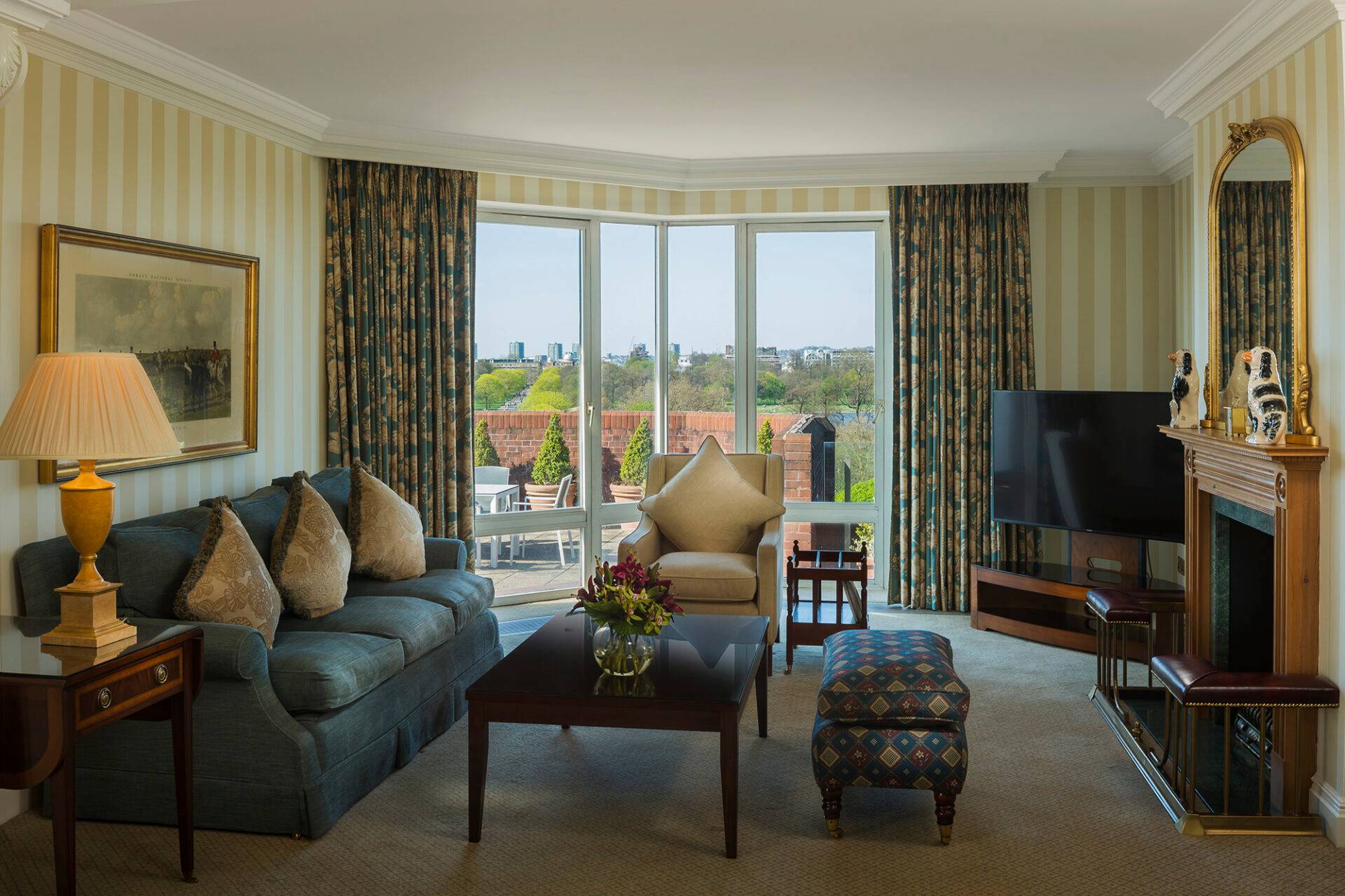 SHORT LET: Stunning Two-Bedroom Penthouse Serviced Apartment in prestigious Kensington Gardens with Panoramic Hyde Park Views and Luxury Amenities