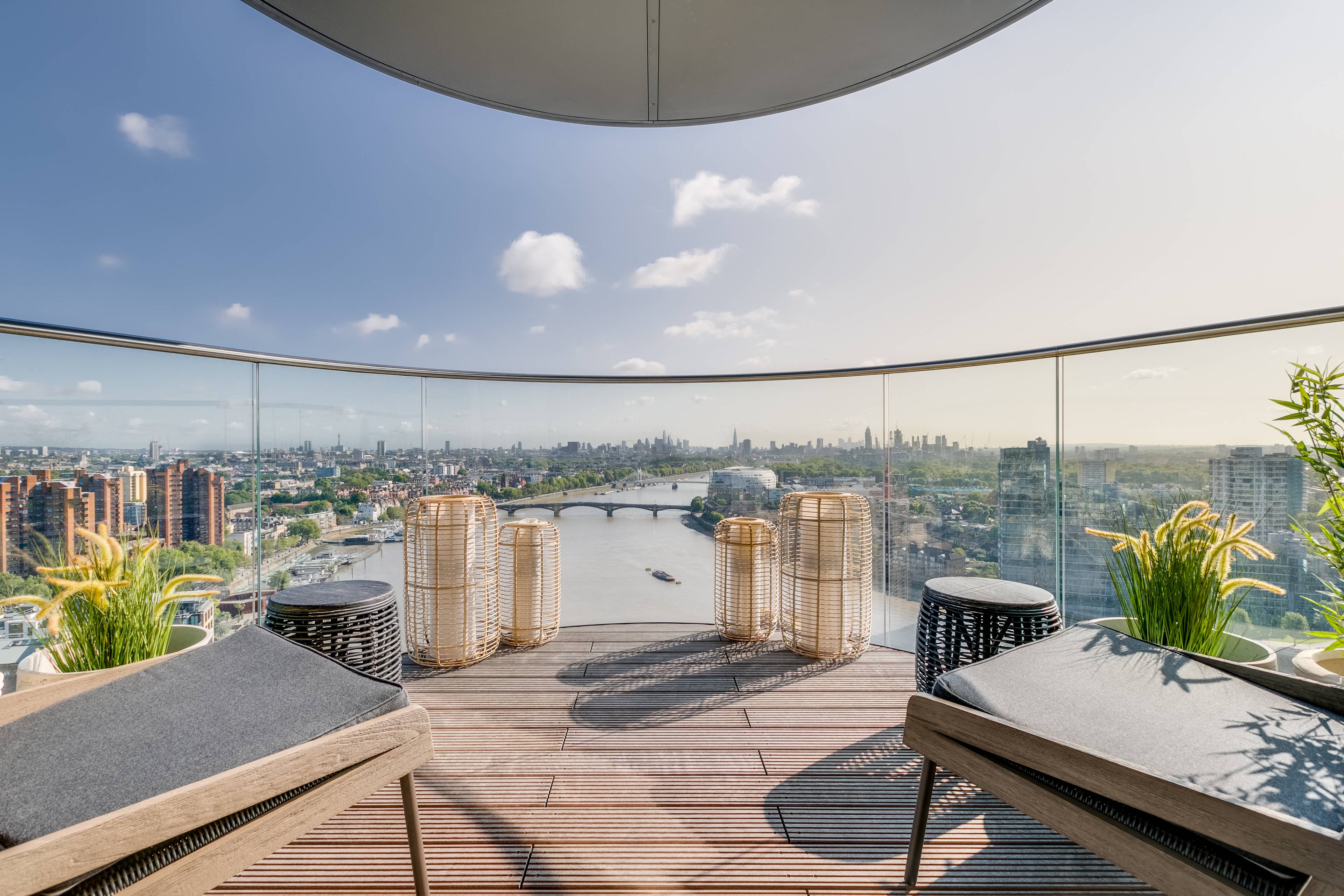 4 Bedroom Luxury Apartment With Amazing Views - Located in the heart of Chelsea Harbour, this stunning 4 bedroom, 4.5 bathroom, high spec apartment awaits you