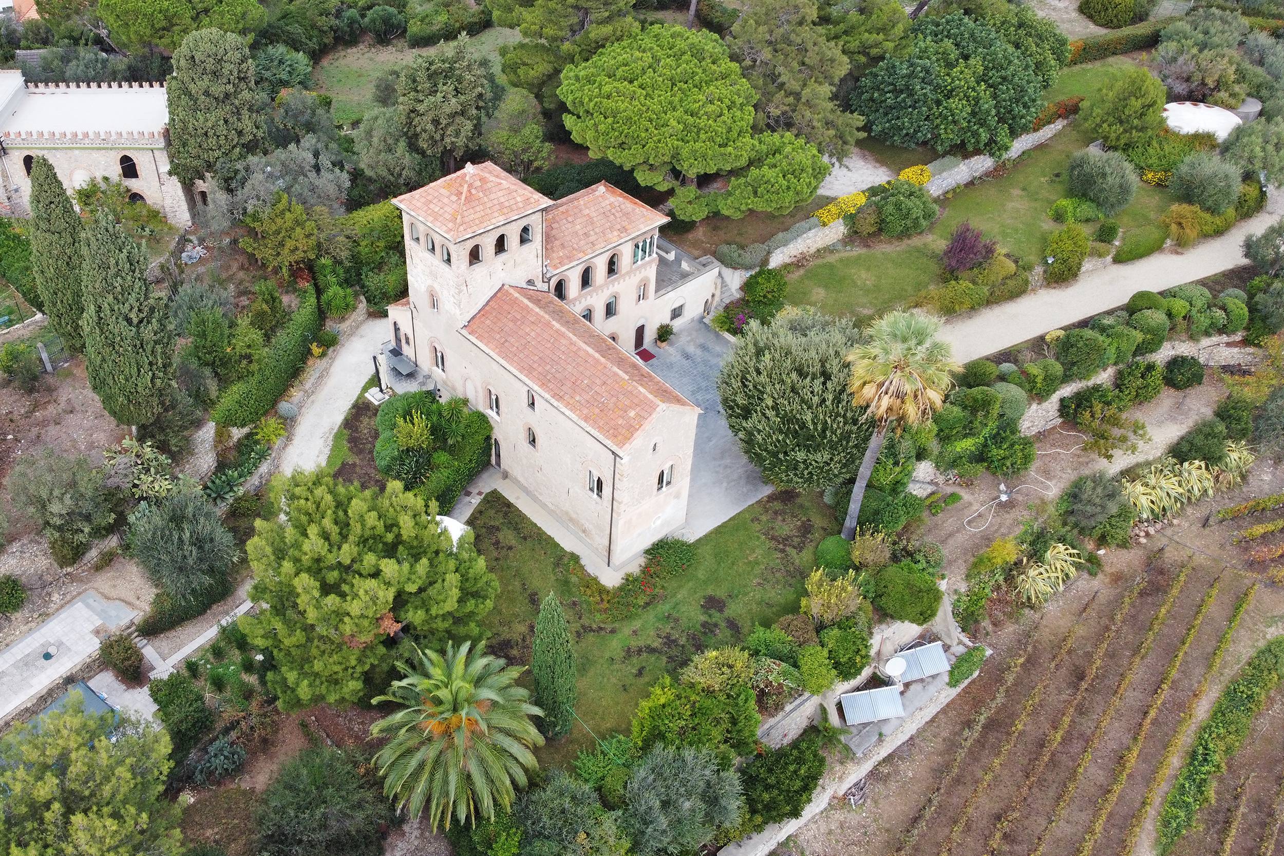 Beautiful Neo-Gothic villa with amazing view of Gallinara Island