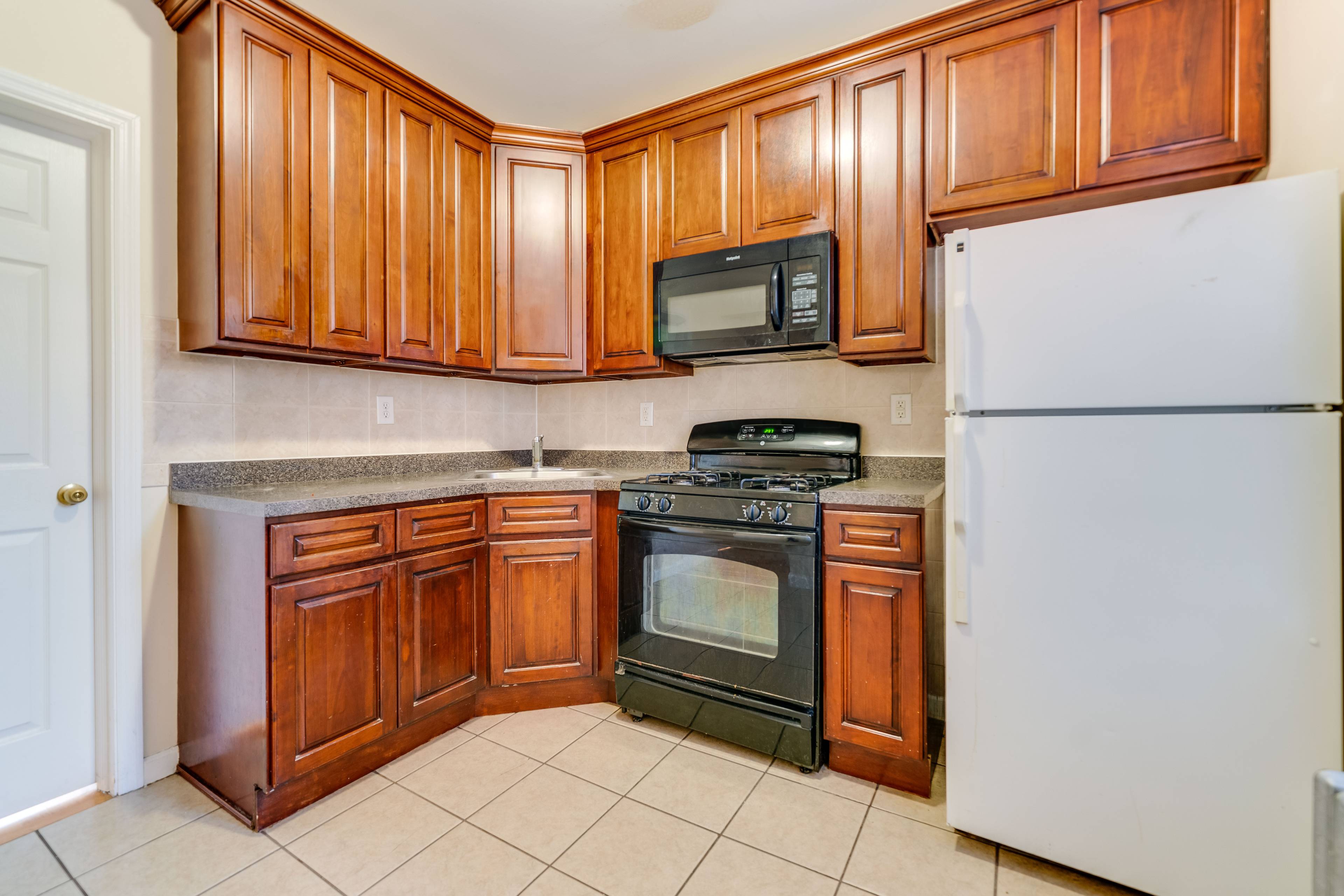 2BR Apartment located at 152 New York Avenue in Jersey City Heights!  Queen Size Bedrooms! Laundry On Site!