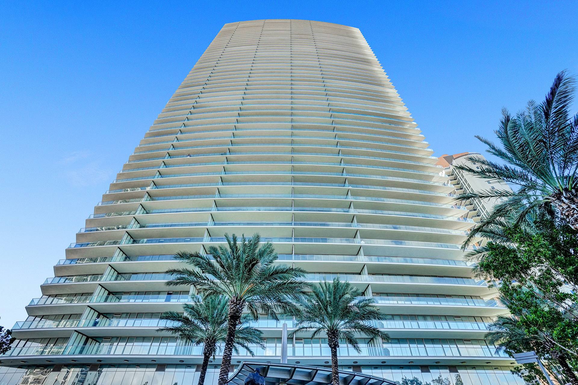 Residences by Armani/Casa: 2 bed/bath, expansive intracoastal and water view balcony