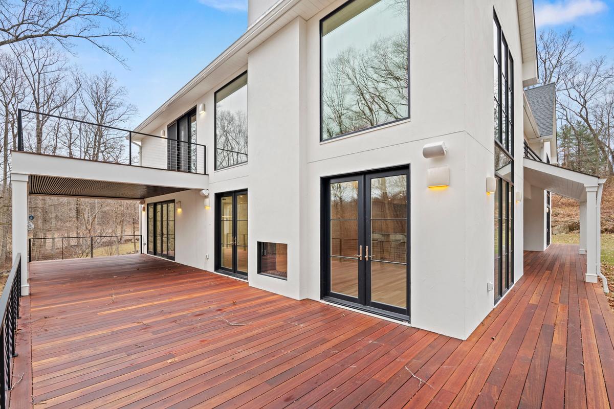Wrap around terrace first floor