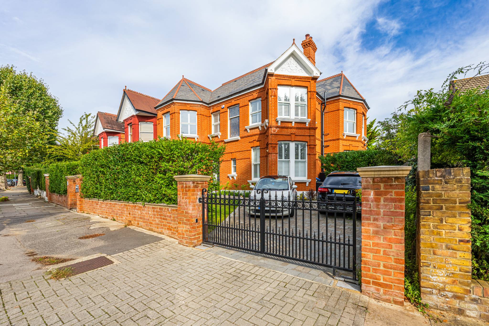 Imposing 6 bedroom, 6 bathroom Family Home in a sophisticated neighbourhood