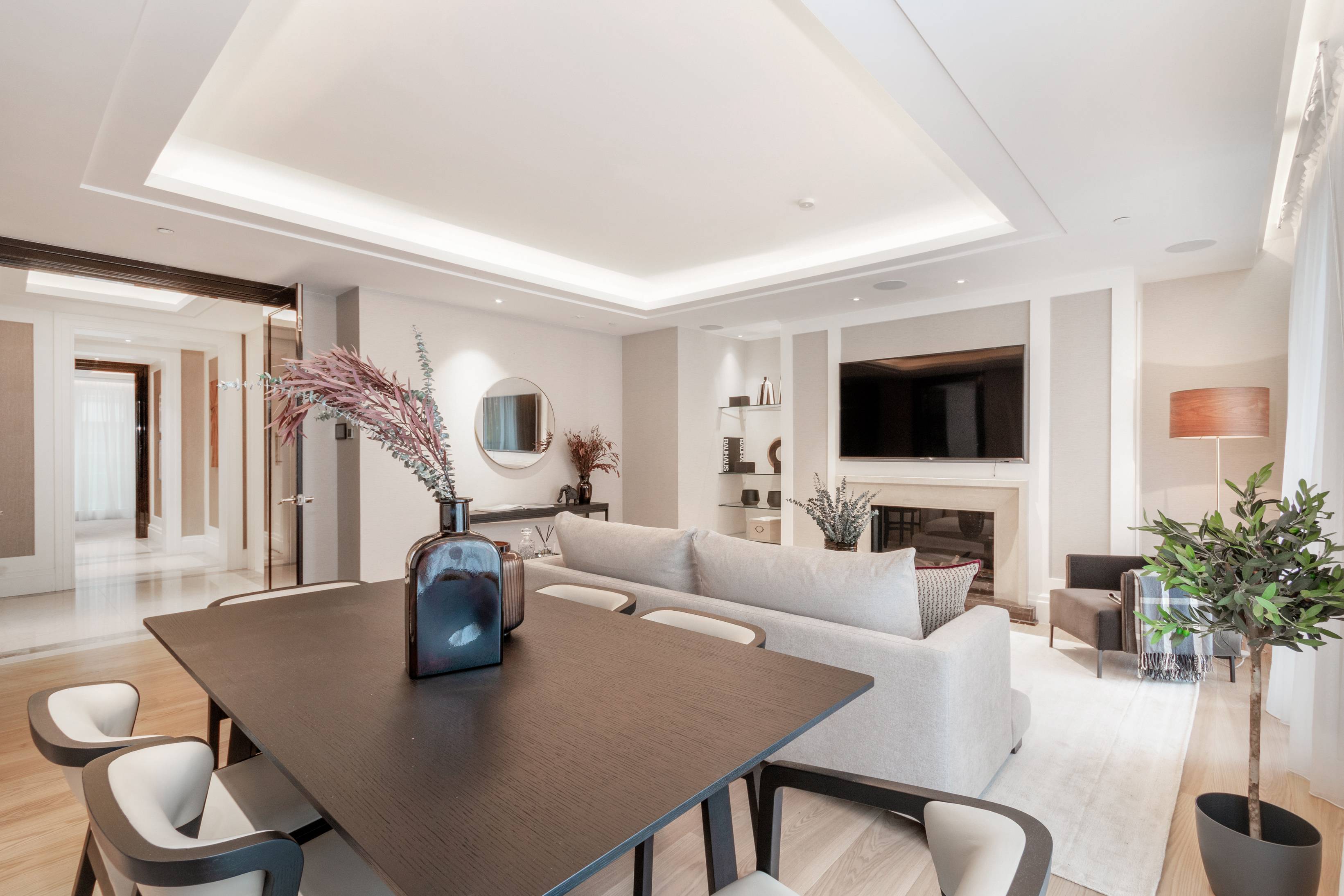 Modern three-bedroom 1,830 sqft lateral apartment set within classy development delivered by Berkeley Group developers in London’s Belgravia.