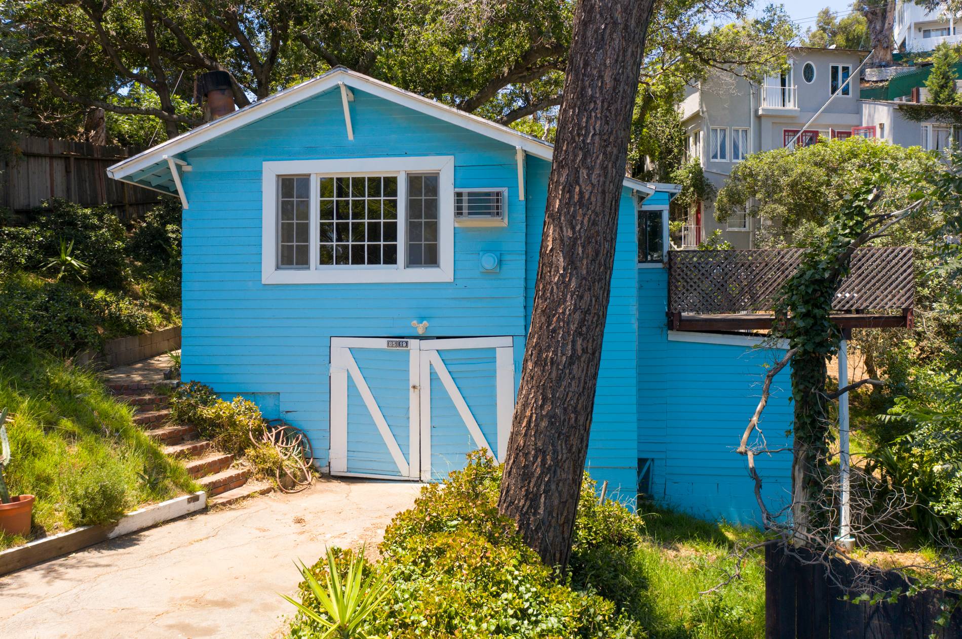 Charming 1 BR Artist Retreat in Historic Laurel Canyon! Views, jacuzzi, Parking! Must see!