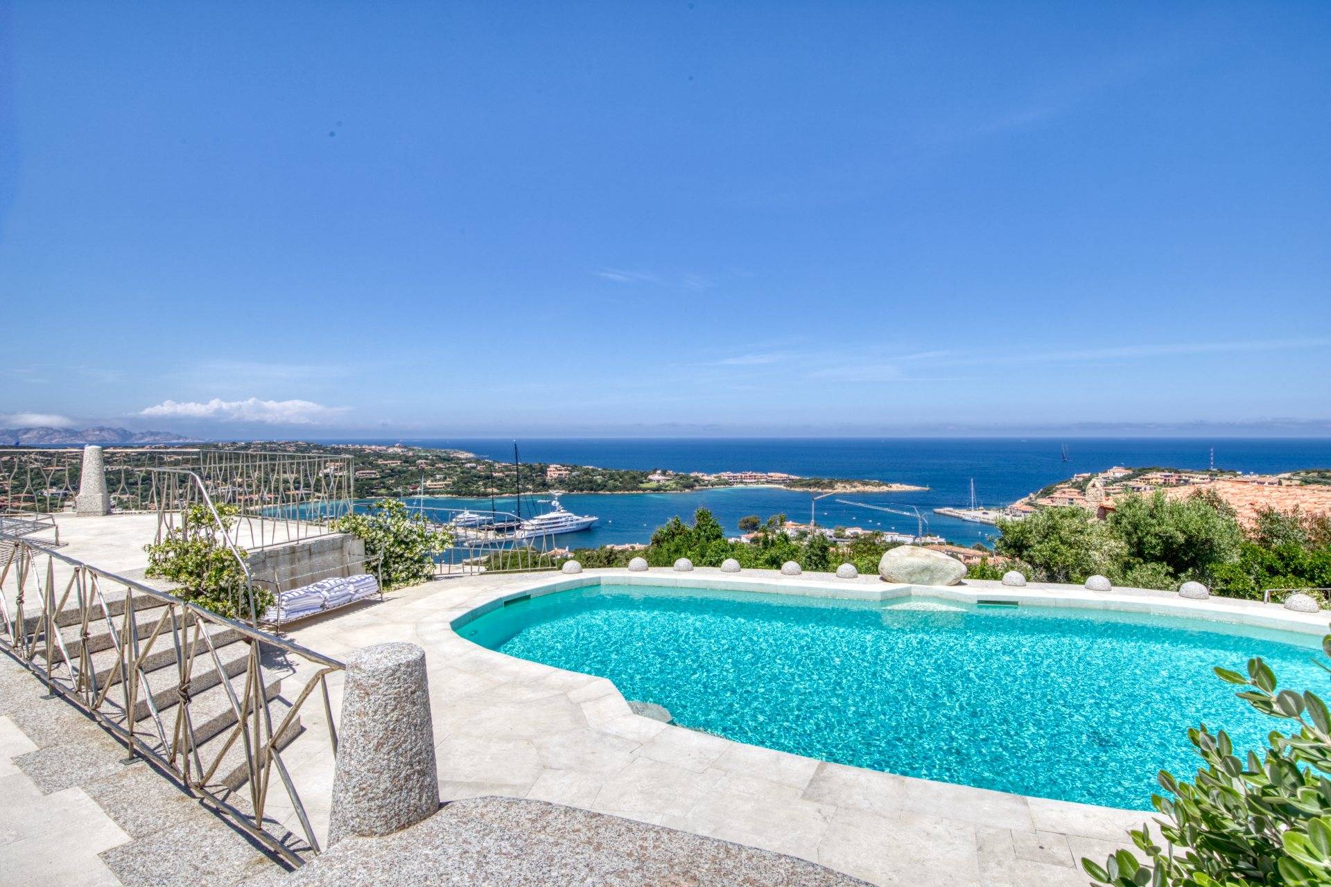 UNIQUE OPPORTUNITY TO PURCHASE THIS BEAUTIFUL VILLA LOCATED IN PORTO CERVO WITH BEAUTIFUL SEA VIEW