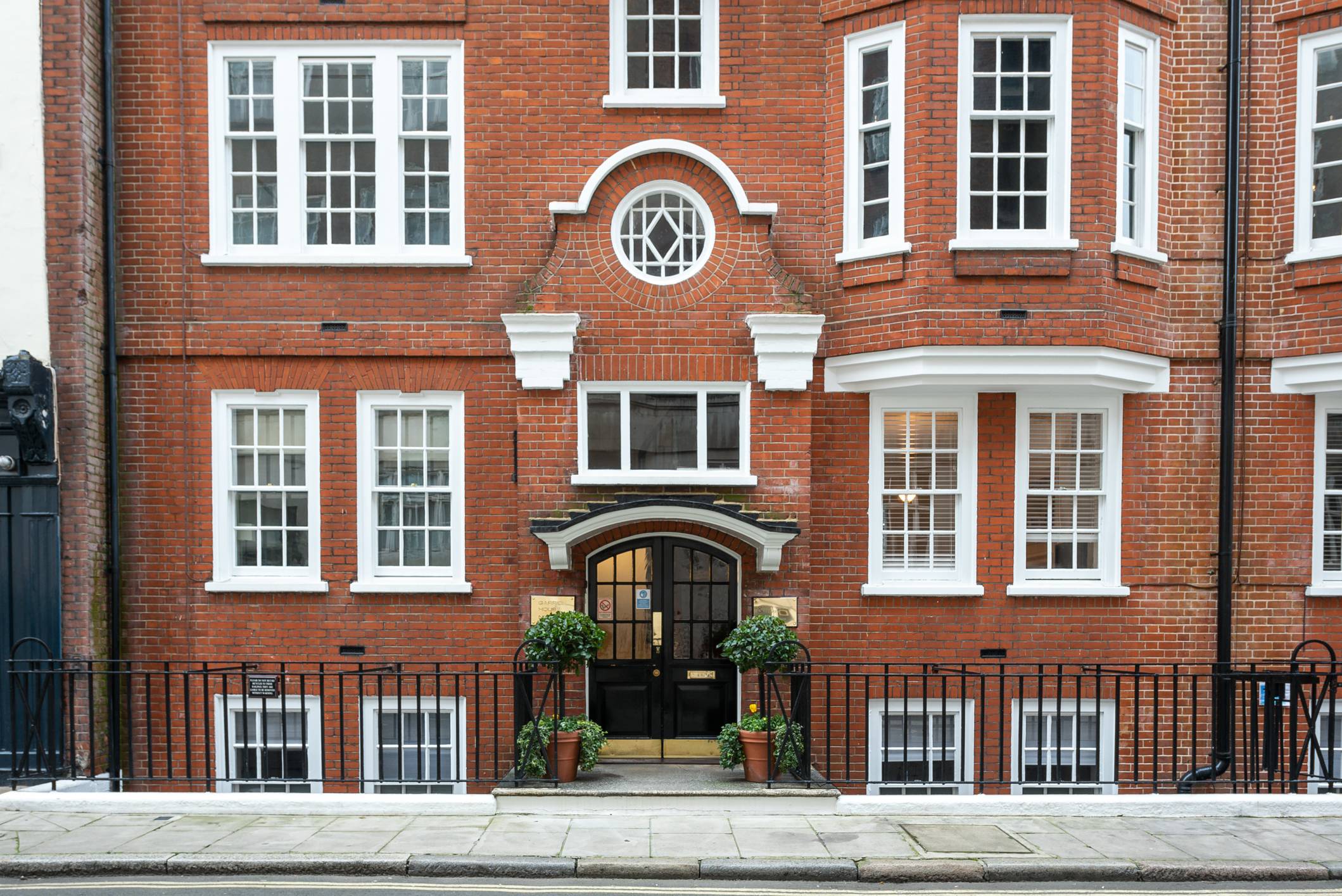 A Contemporary 1 Bedroom Apartment in the heart of Mayfair. This newly refurbished apartment is set on the top floor of an attractive red brick mansion block.