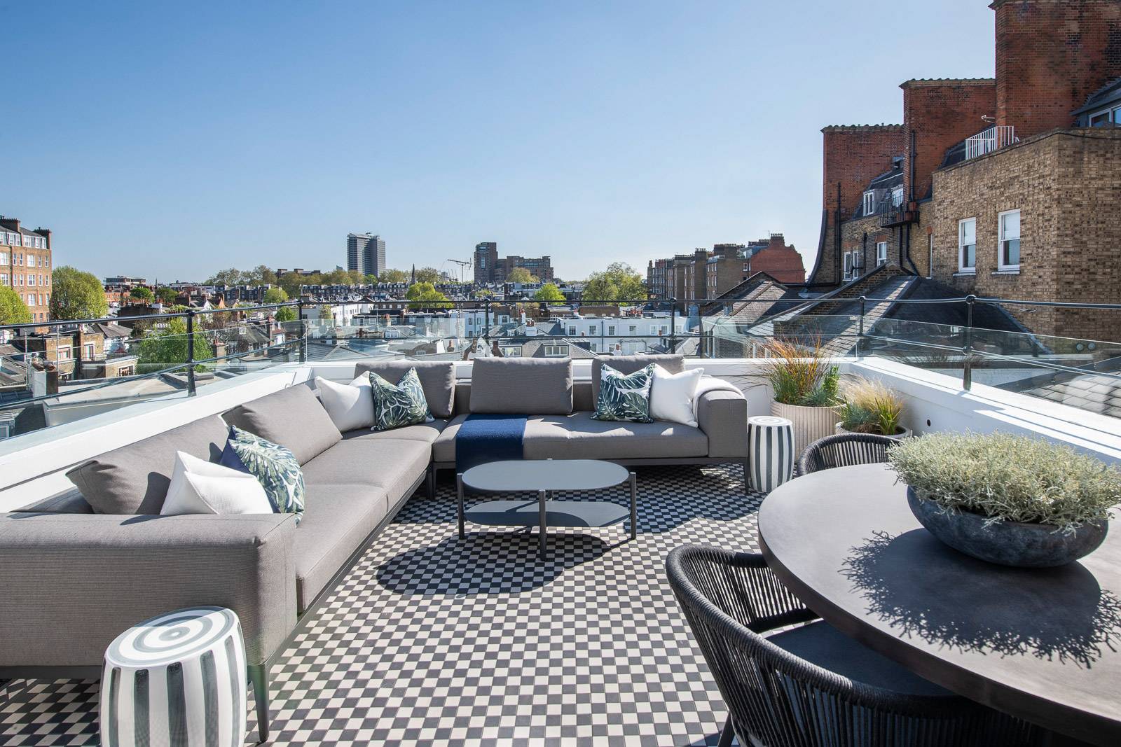 Stunning two-bedroom apartment with a large private terrace with spectacular views over Kensington.