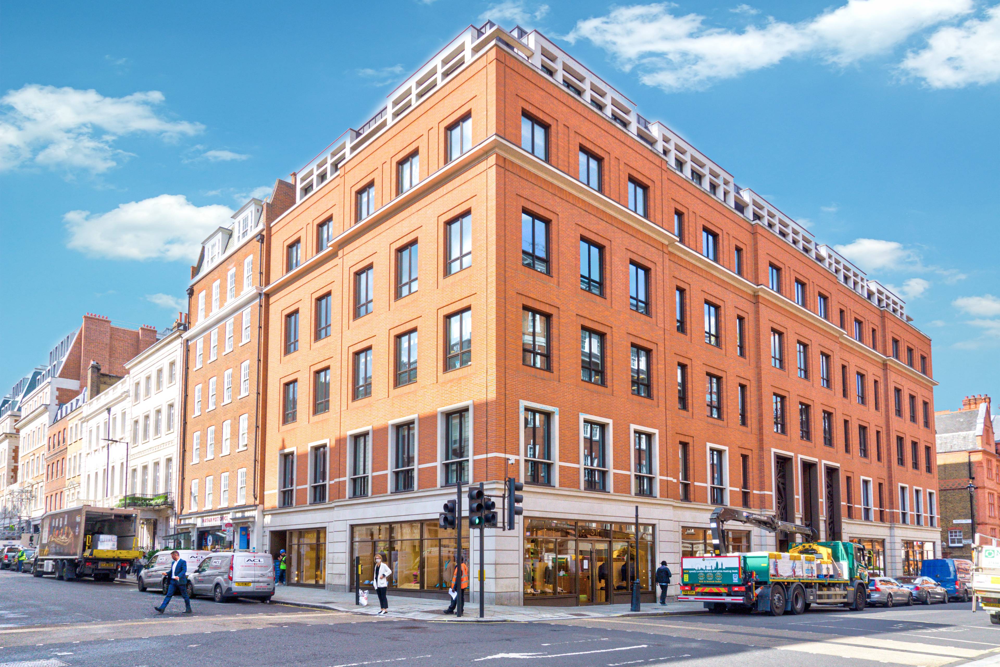 A bright one-bedroom apartment situated on Grosvenor Street, in the heart of Mayfair. The apartment is set on the 2nd of a charming period building and benefits from a porter and lift service.