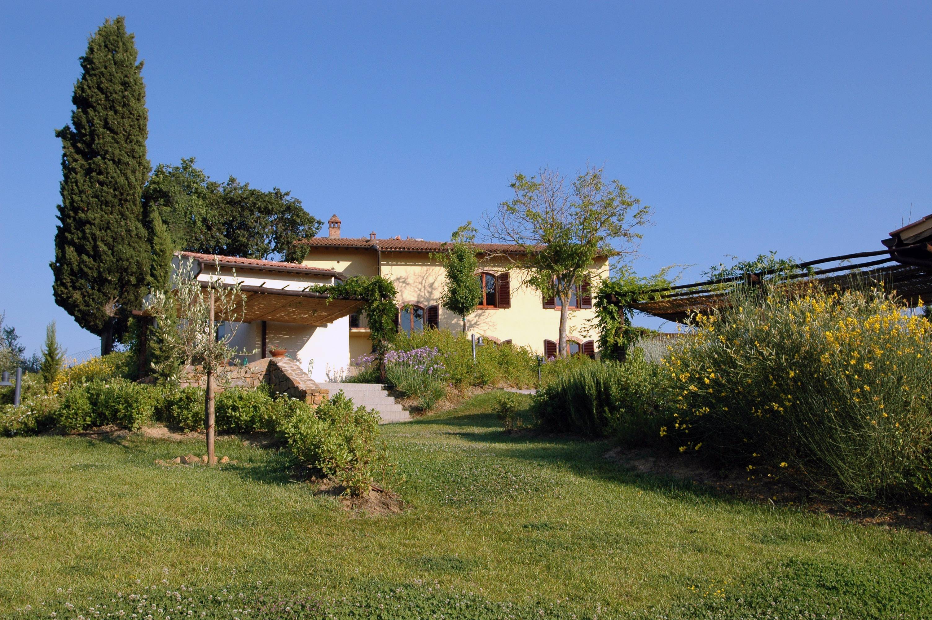 ORGANIC MODERN TUSCAN FARMHOUSE WITH 7 APARTMENTS IN THE CHIANTI VALLEY