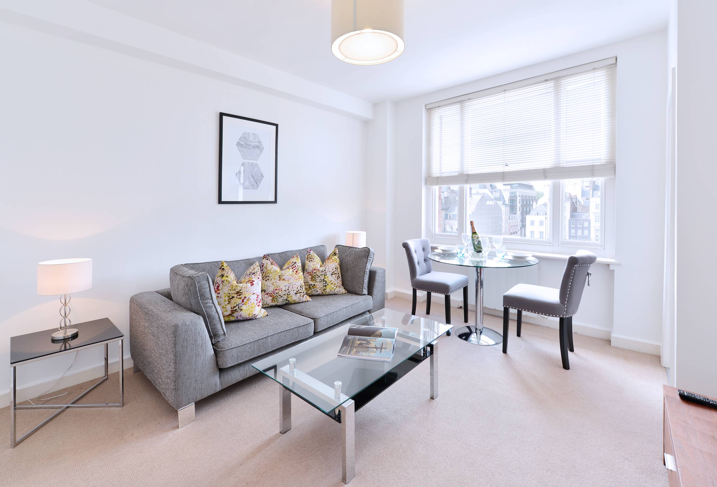 Stunning one bedroom apartment is situated on the six floor of this beautiful red brick building in the heart of Mayfair.