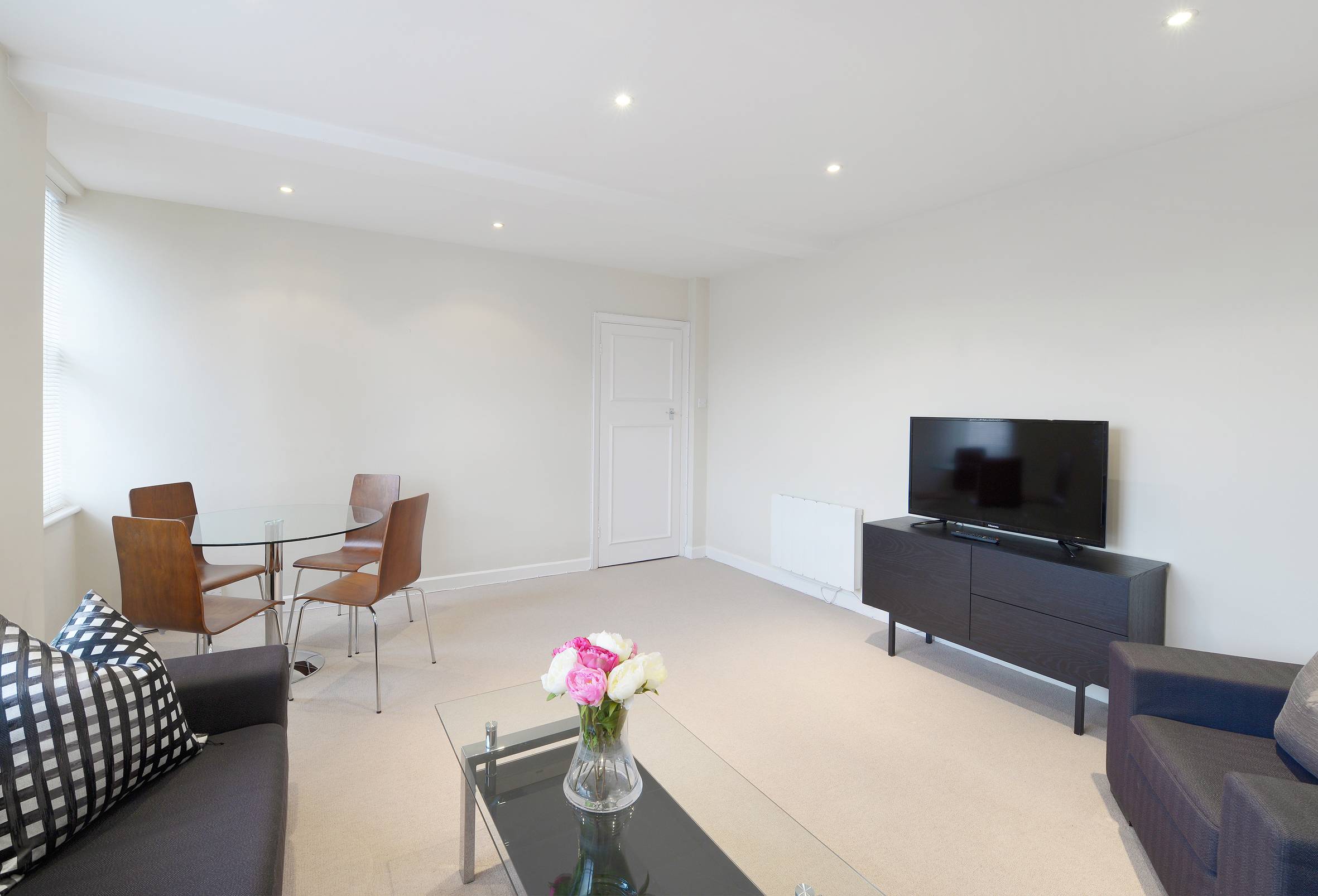 Two bedroom conversion apartment in Mayfair