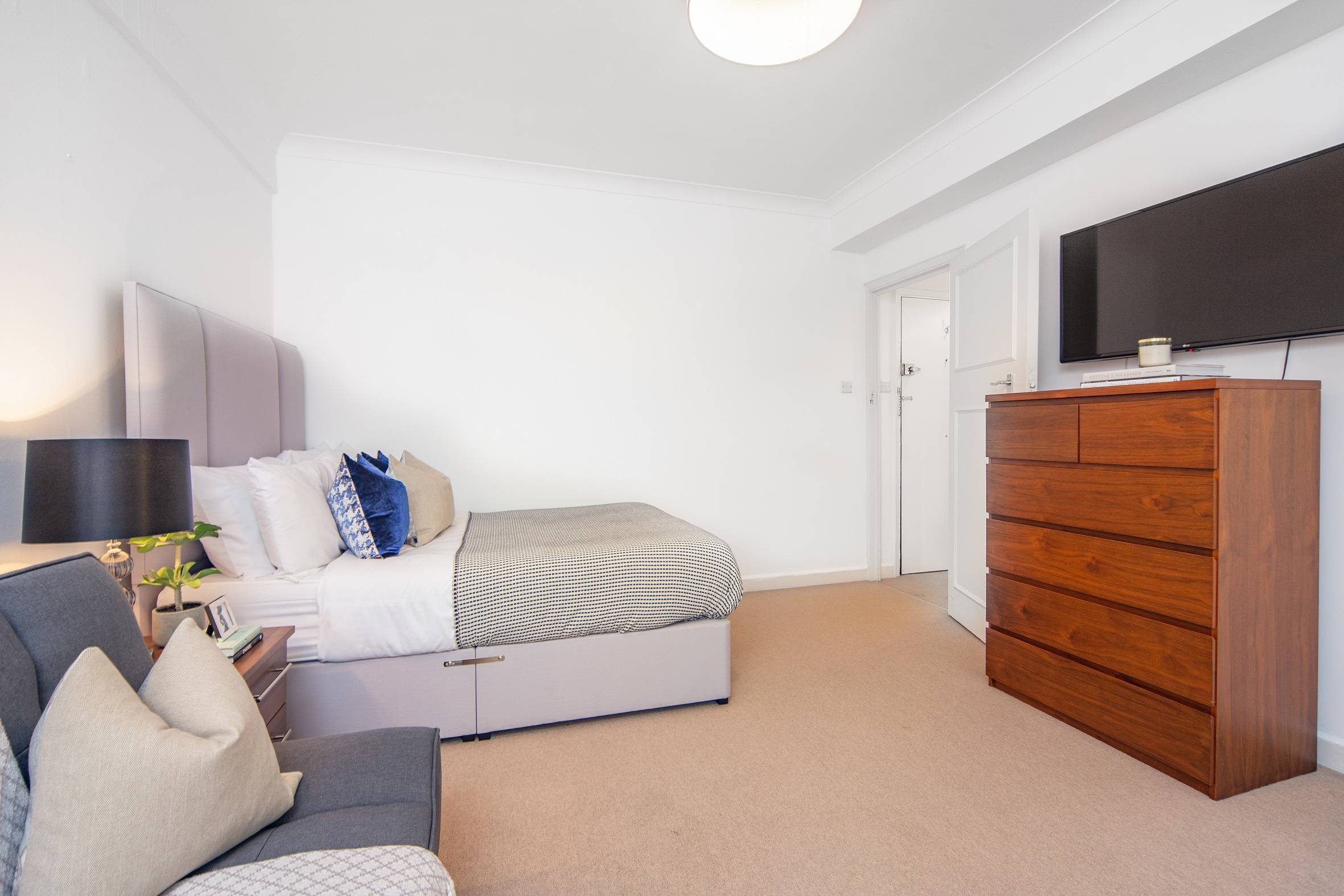 Mayfair studio apartment, furnished or unfurnished. This well-proportioned studio apartment is on the fifth floor of this beautiful red brick building, situated in the heart of London’s fashionable Mayfair, neighbouring the famous Berkeley Square.