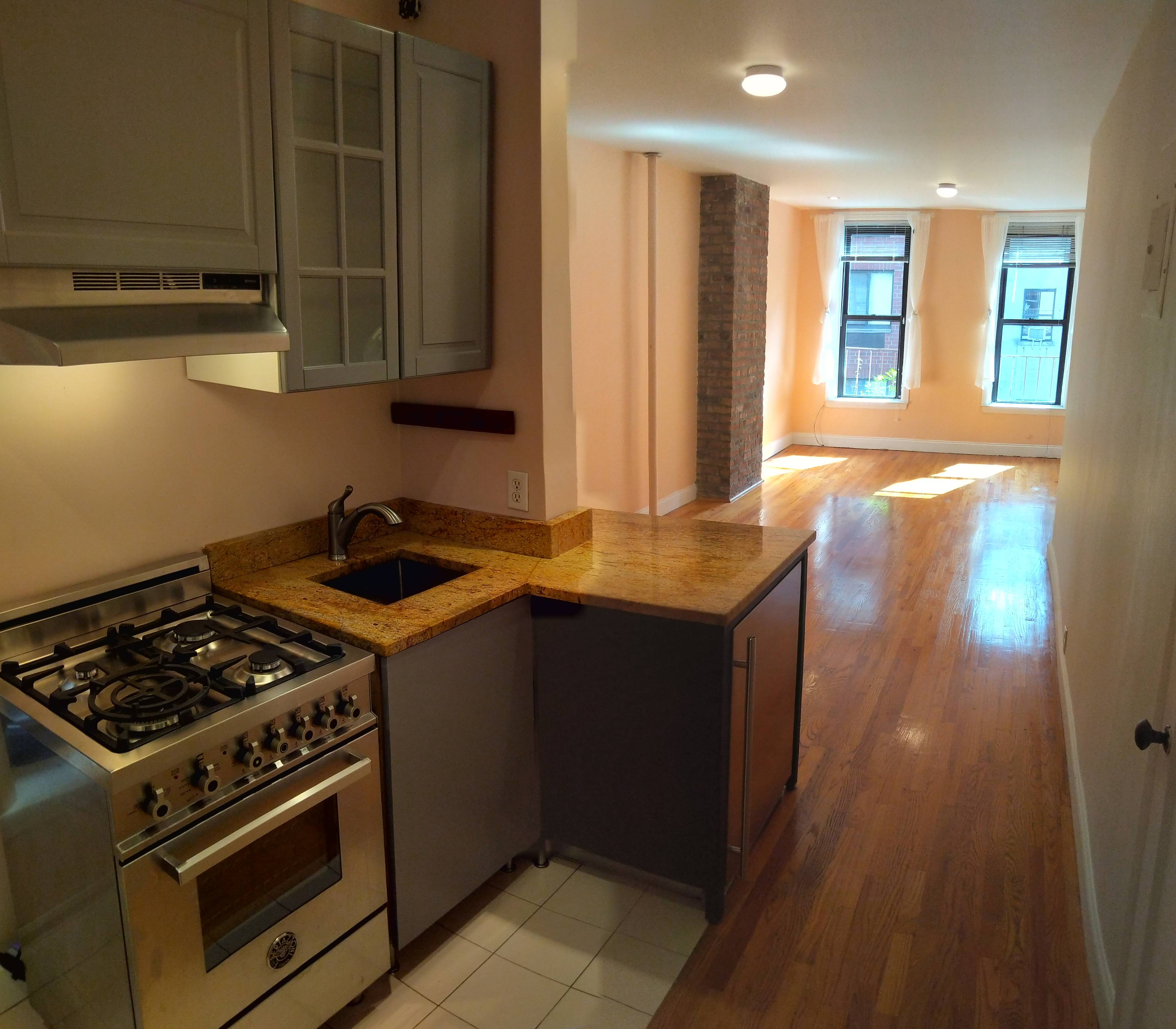 Bright South Facing Studio - updated kitchen - close to Times Square, Theatre District, and Columbus Circle