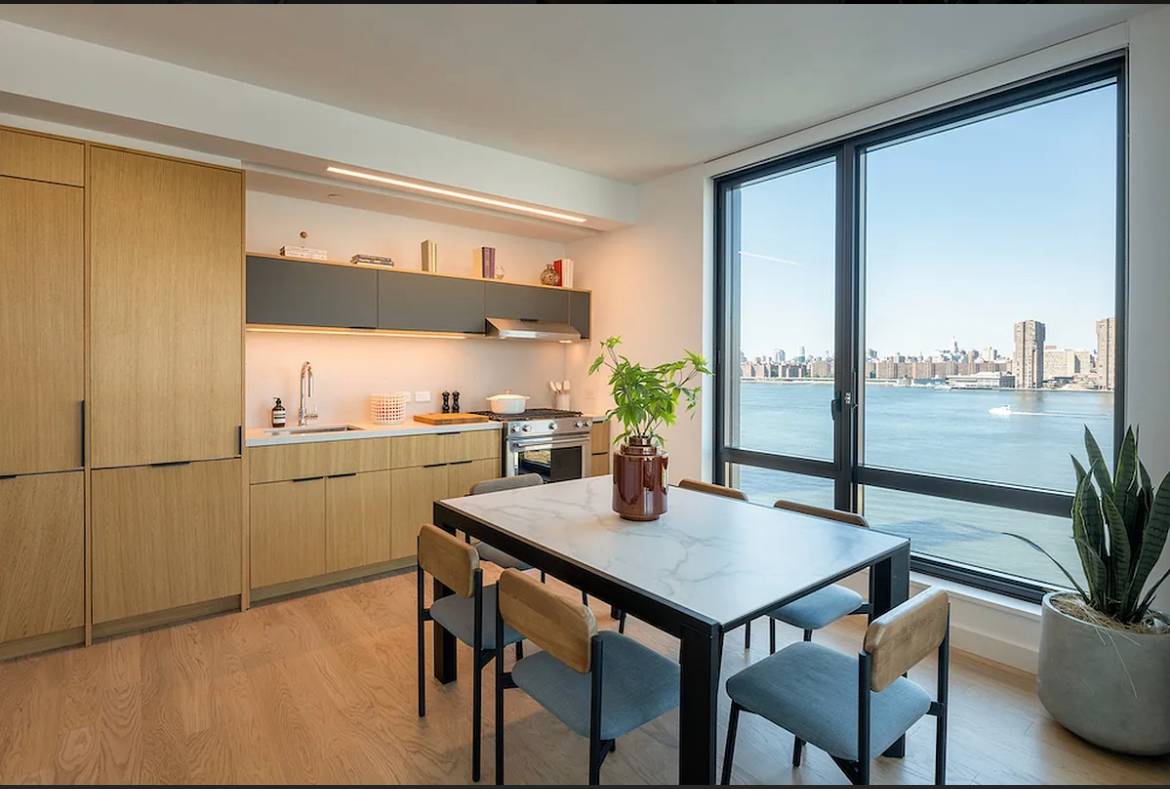 Lovely 2BR/2BA penthouse in Greenpoint Brooklyn. W/D in unit. Waterfront building. Manhattan views