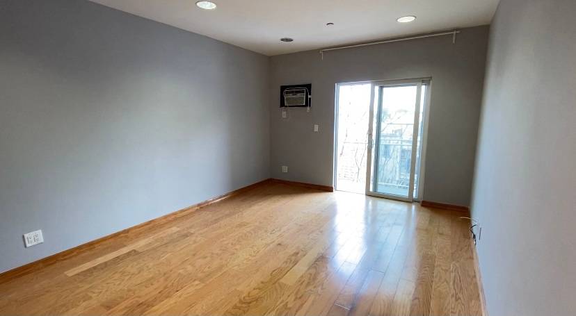 Astoria Park: NO FEE! Pet Friendly 1 Bedroom  1 Bathroom with Balcony with Laundry in Building