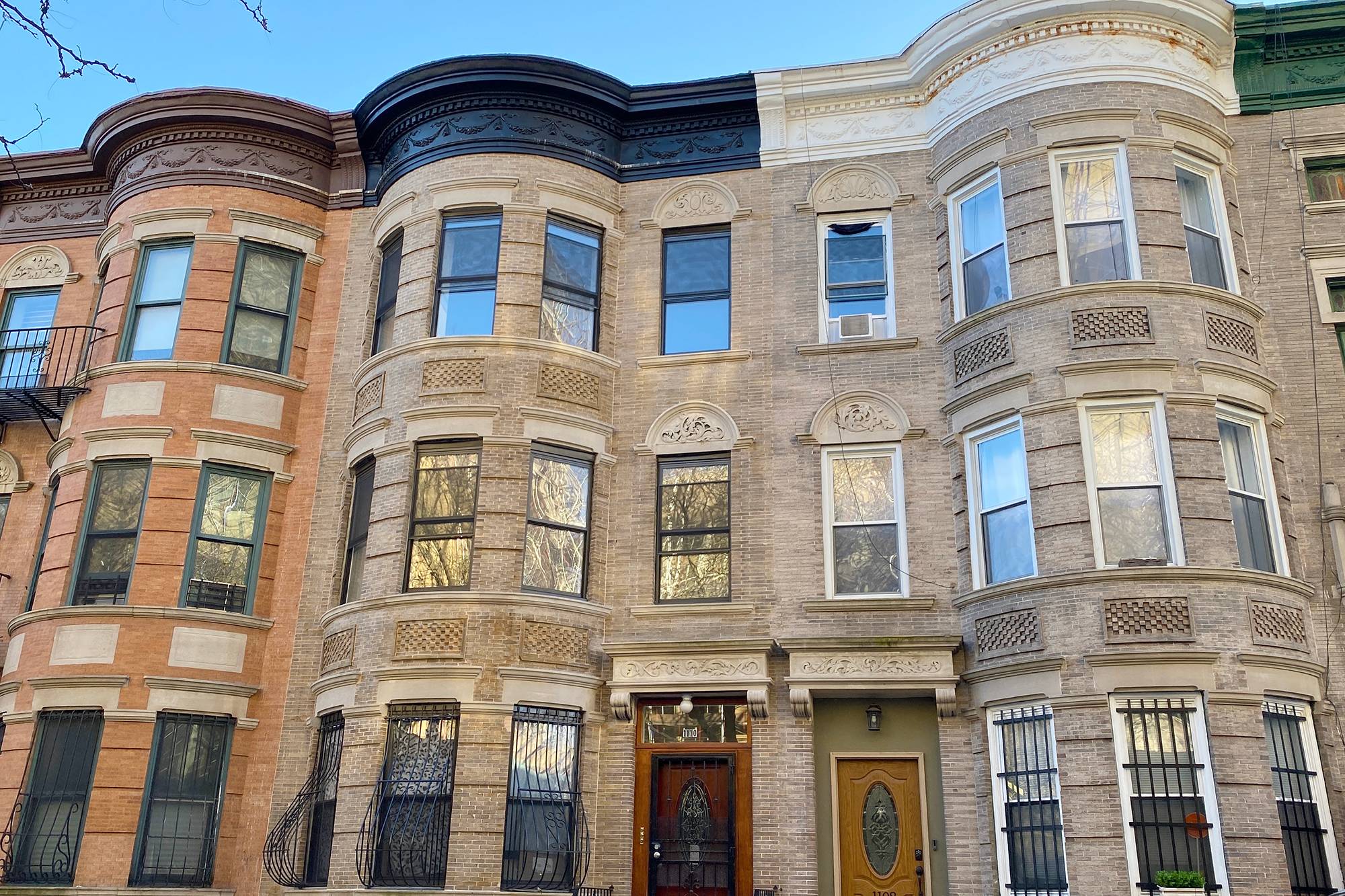 RARE FIND LANDMARK TOWNHOUSE LIVING WITH A PRIVATE BACKYARD!