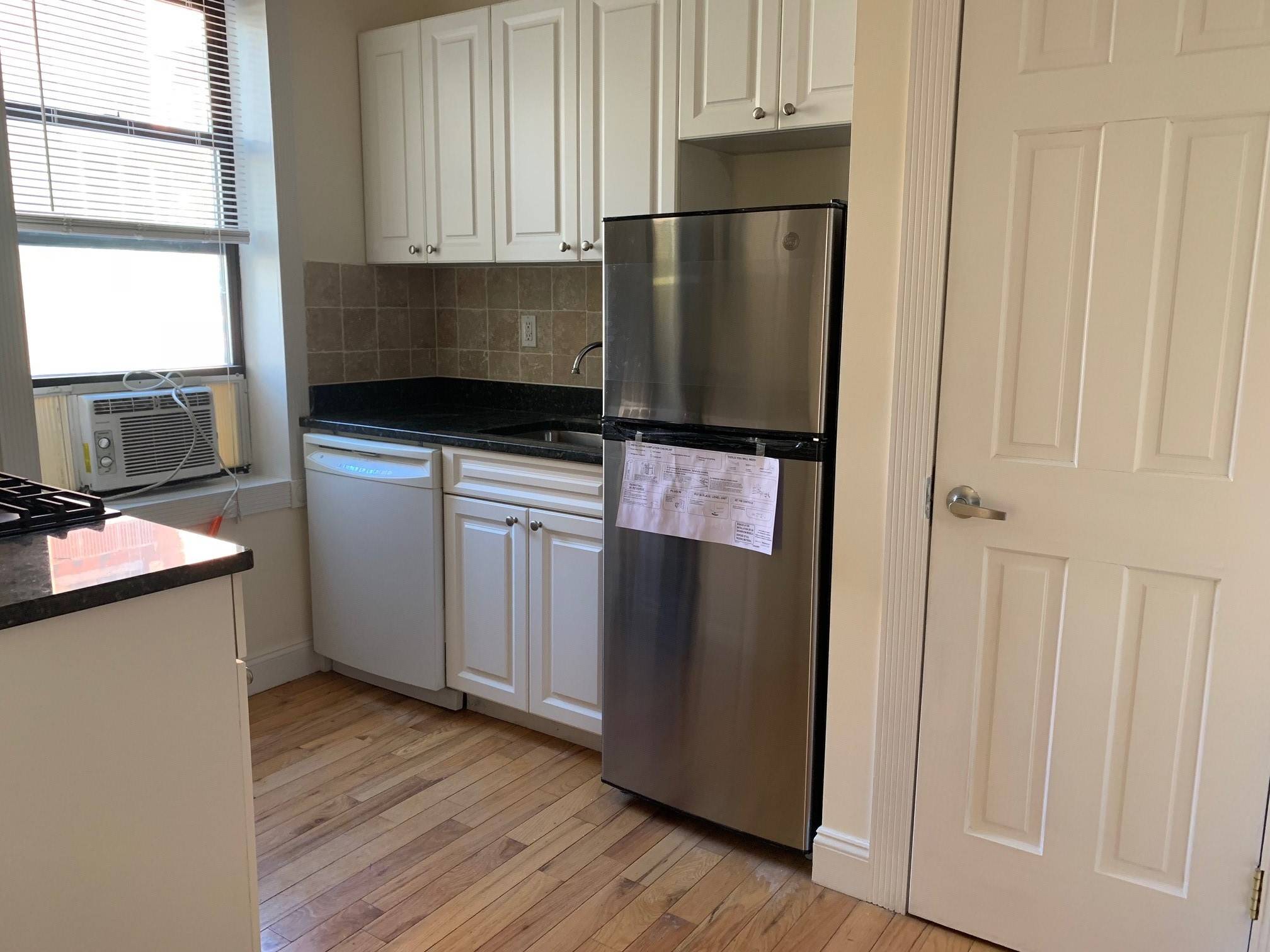 One Bedroom - Renovated Kitchen - Large Livingroom - Elevator/Laundry - Murray Hill