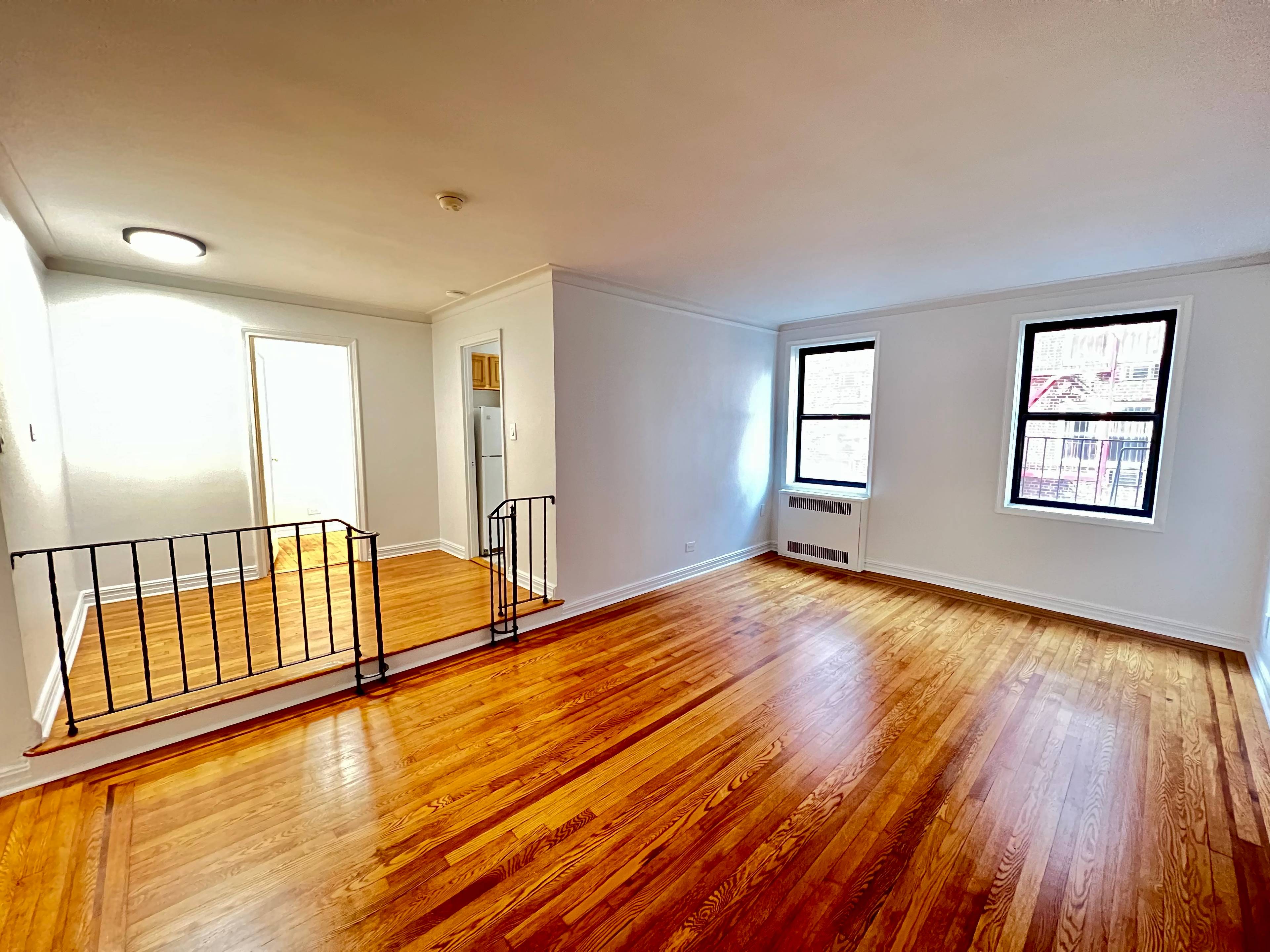 Elmhurst, Queens: Oversized Studio with Home Office Close to 7 Train