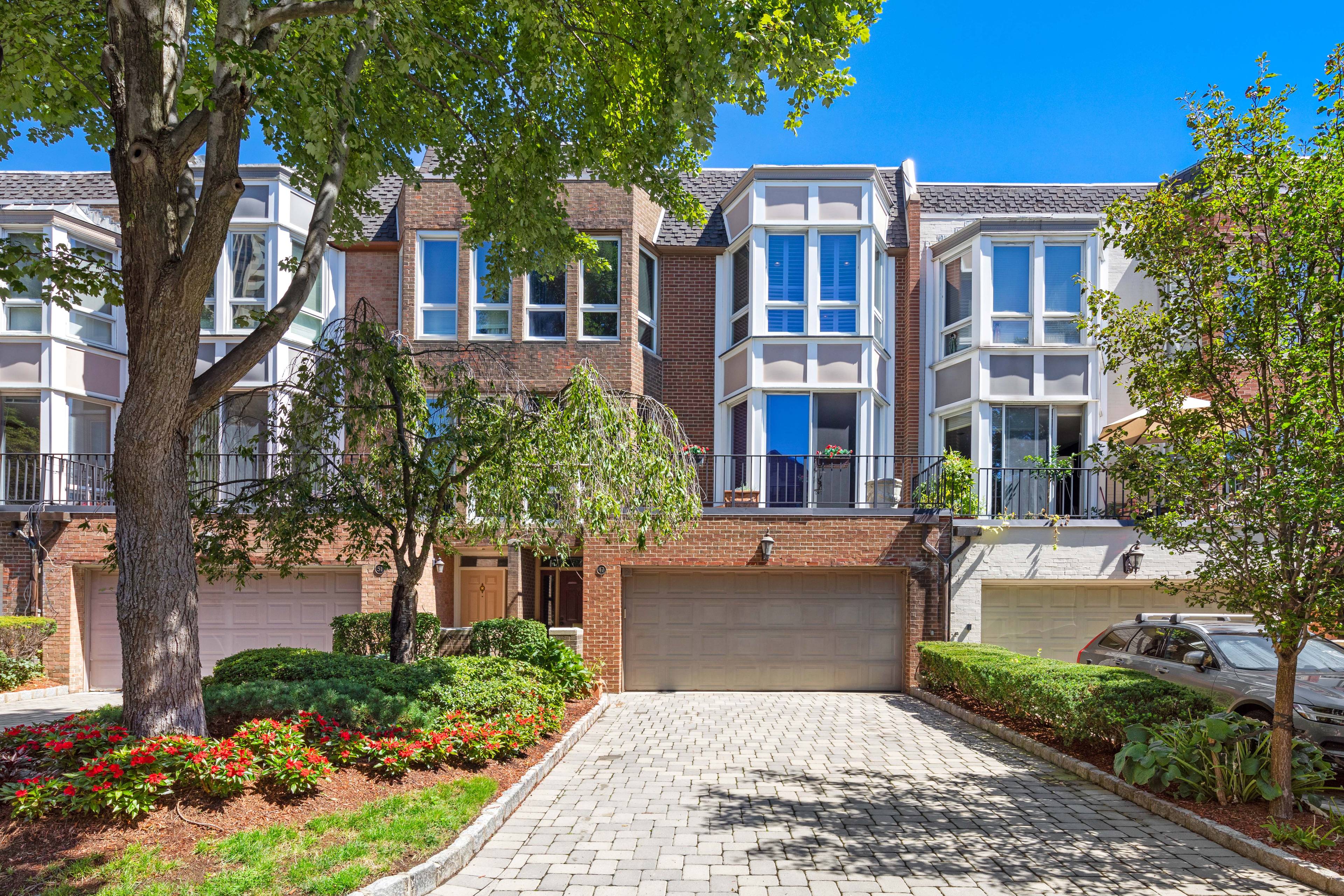 South Facing Townhome in Fort Lee