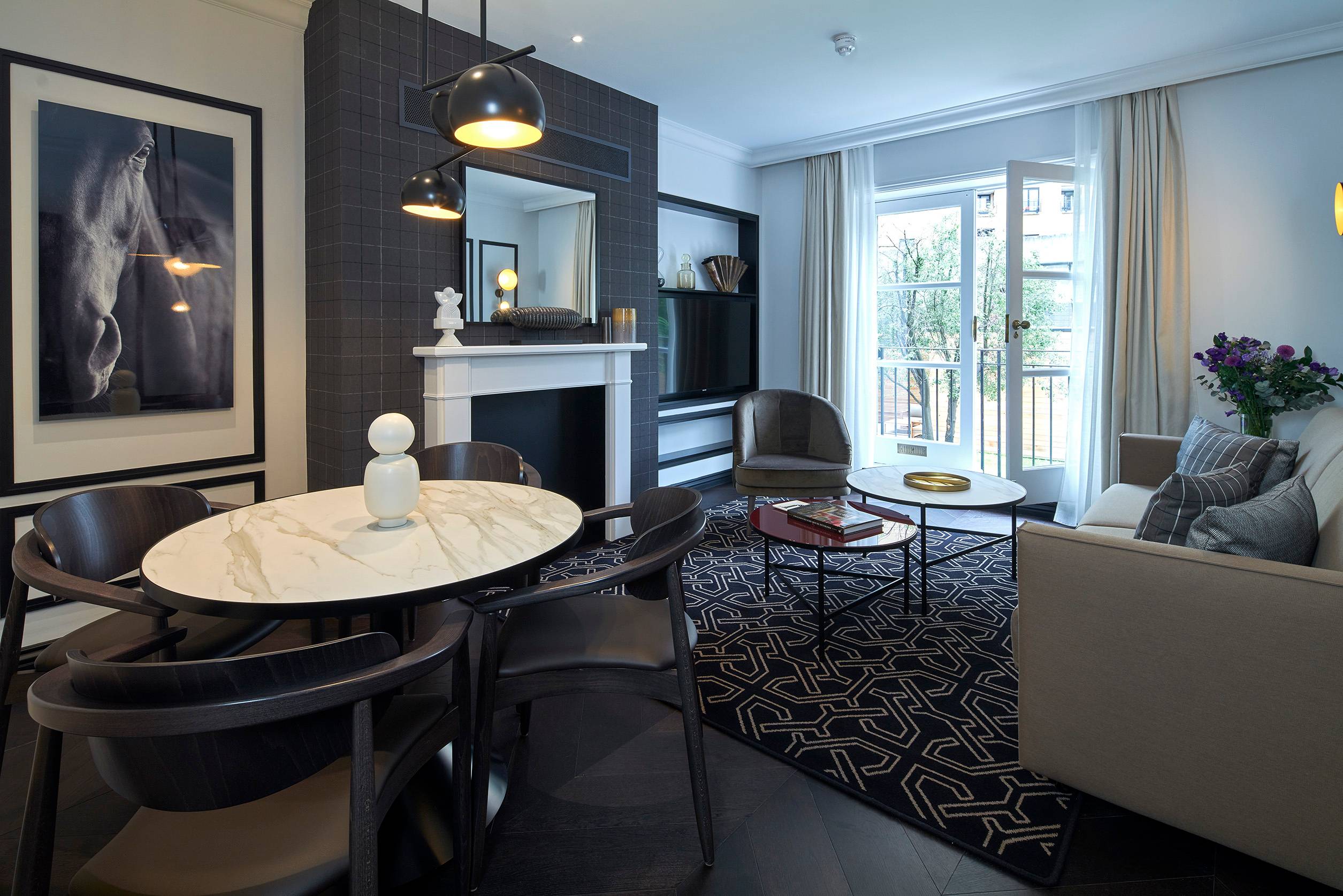SHORT LET: Superior Two-Bedroom Serviced Apartment in Kensington with Unique Design and Luxury Amenities