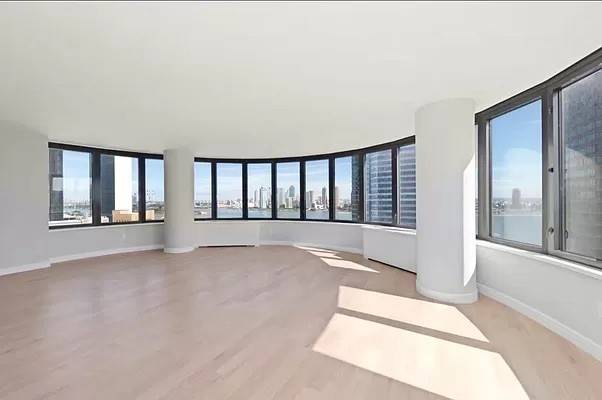 Recently Renovated Luxurious 3 Bedroom 3 Bathrooms & Balcony with East River and City Views!