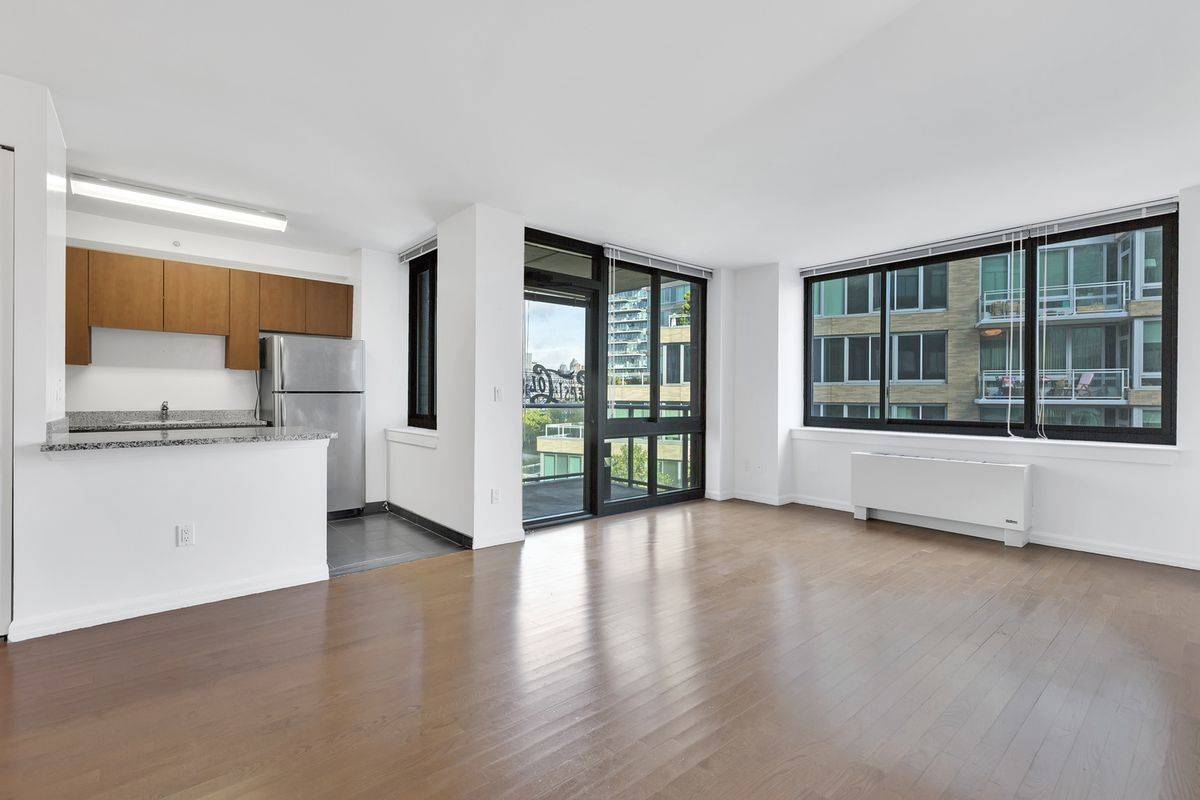 No Fee - 3 Bed/2 Bath Apartment in LIC Luxury Building - Balcony with Waterfront Views of NYC