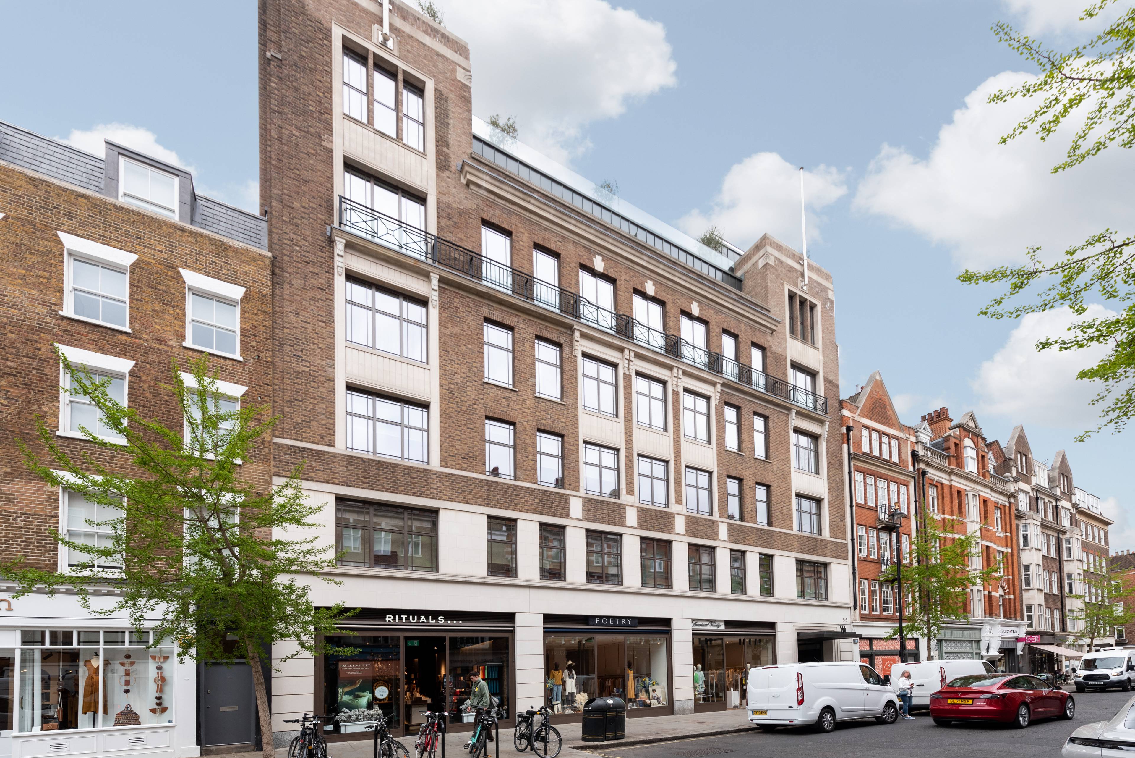 This turn-key apartment as well as the central and dynamic location offer luxury lifestyle and privacy, and can be the perfect pad in London for someone who knows how to enjoy life to a high end style.